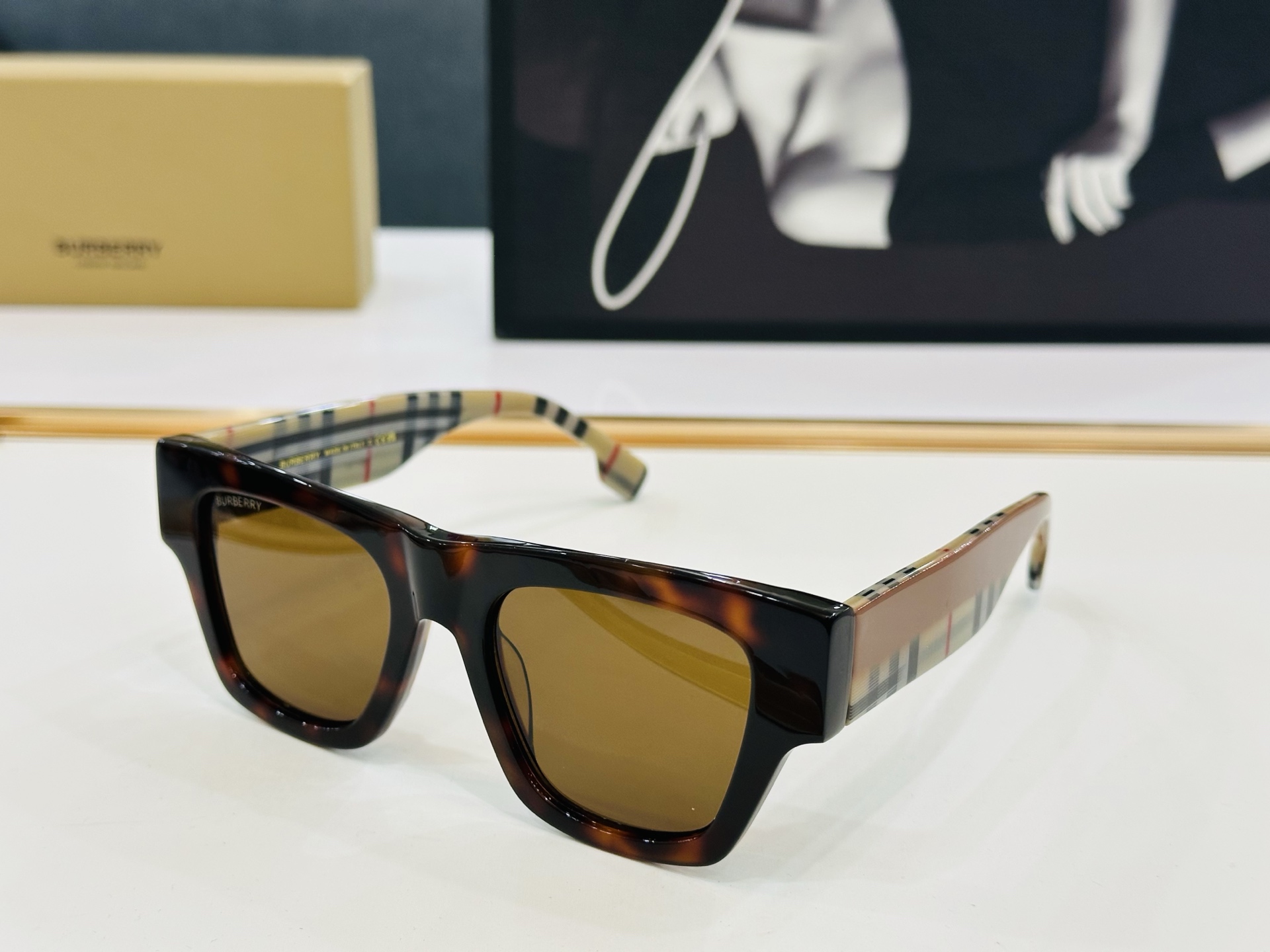 高品质✨BURBERR*✨ 巴家 BE4360    Size：51口20-145  女款太阳眼镜得意🌲