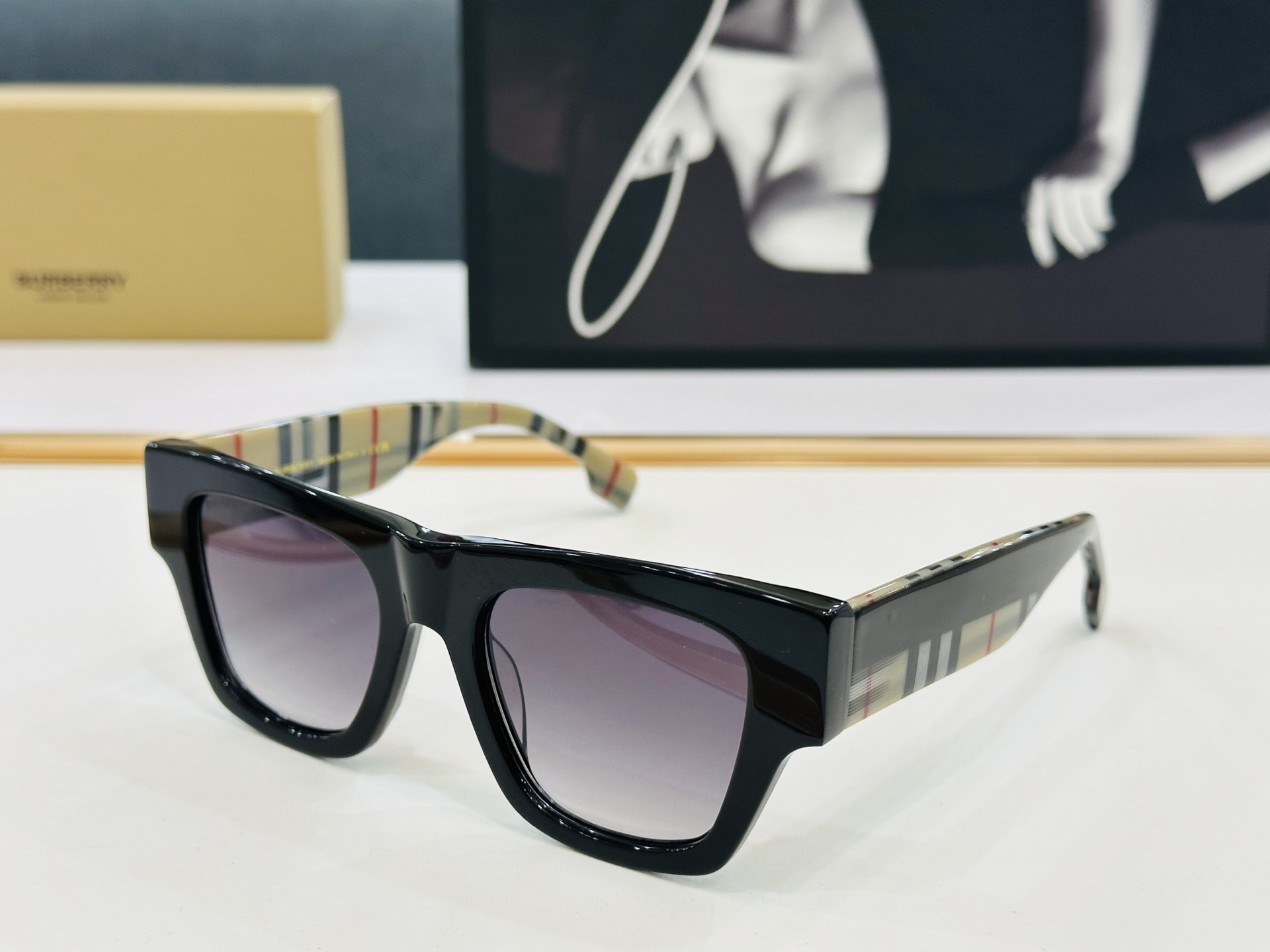 高品质✨BURBERR*✨ 巴家 BE4360    Size：51口20-145  女款太阳眼镜得意🌲