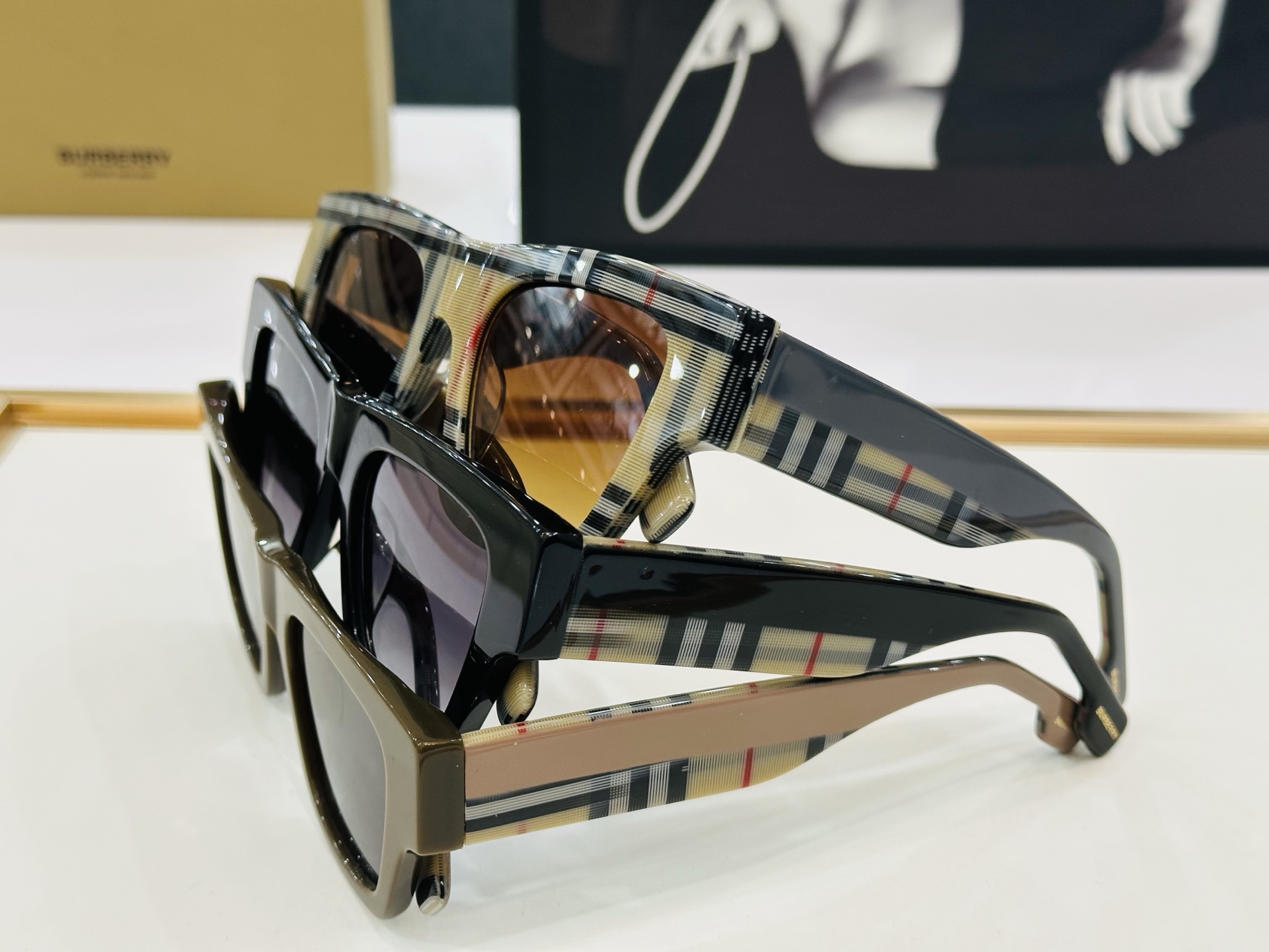 高品质✨BURBERR*✨ 巴家 BE4360    Size：51口20-145  女款太阳眼镜得意🌲