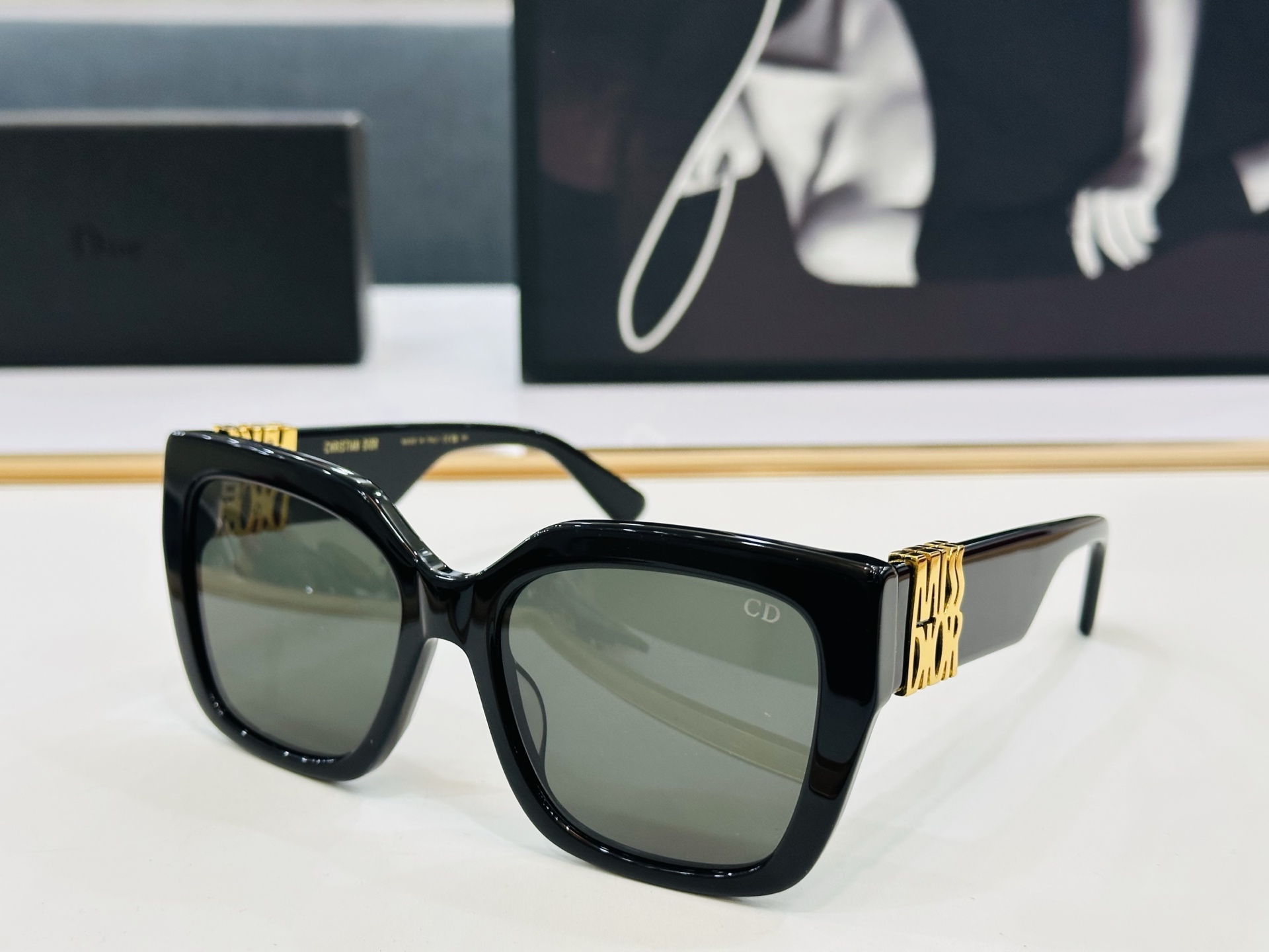 🔻DIO* S2F 迪家 Size：56口19-143 春夏款墨镜 😎🔆🔥🔥搭配镜腿精致烫字配饰 b官网