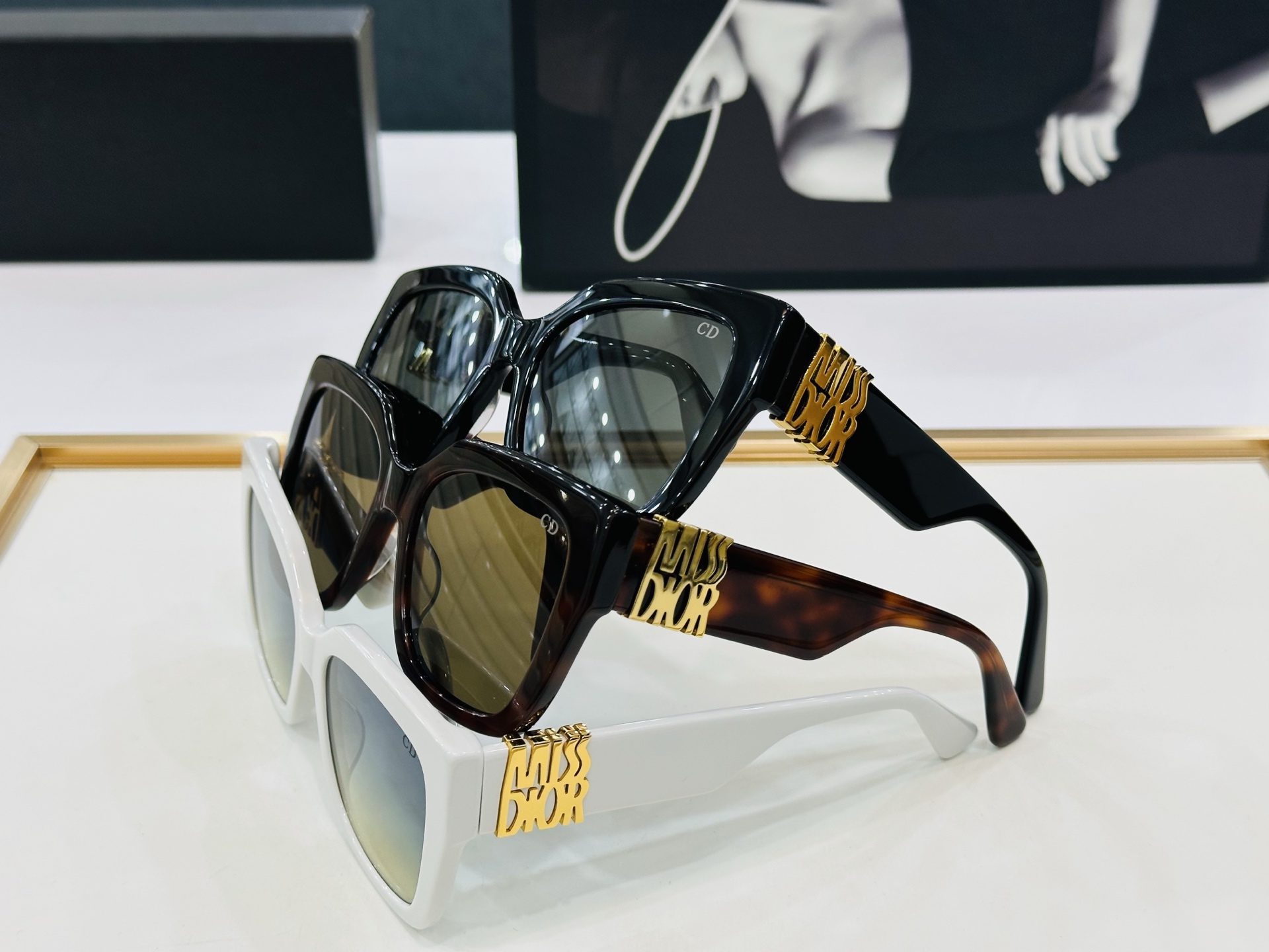 🔻DIO* S2F 迪家 Size：56口19-143 春夏款墨镜 😎🔆🔥🔥搭配镜腿精致烫字配饰 b官网