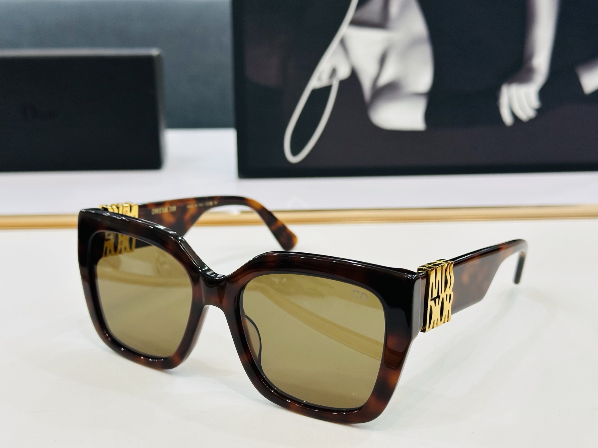 🔻DIO* S2F 迪家 Size：56口19-143 春夏款墨镜 😎🔆🔥🔥搭配镜腿精致烫字配饰 b官网