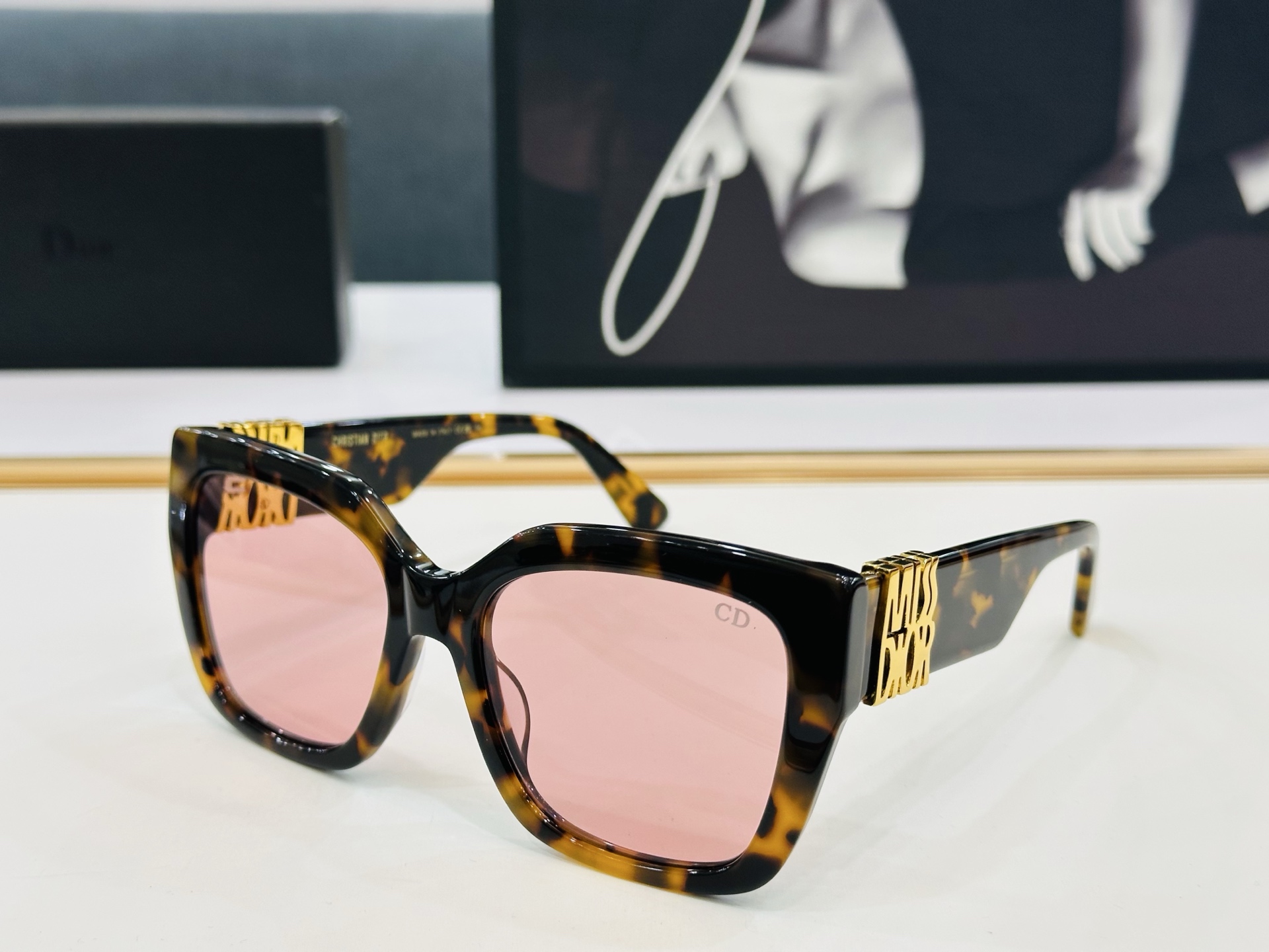 🔻DIO* S2F 迪家 Size：56口19-143 春夏款墨镜 😎🔆🔥🔥搭配镜腿精致烫字配饰 b官网