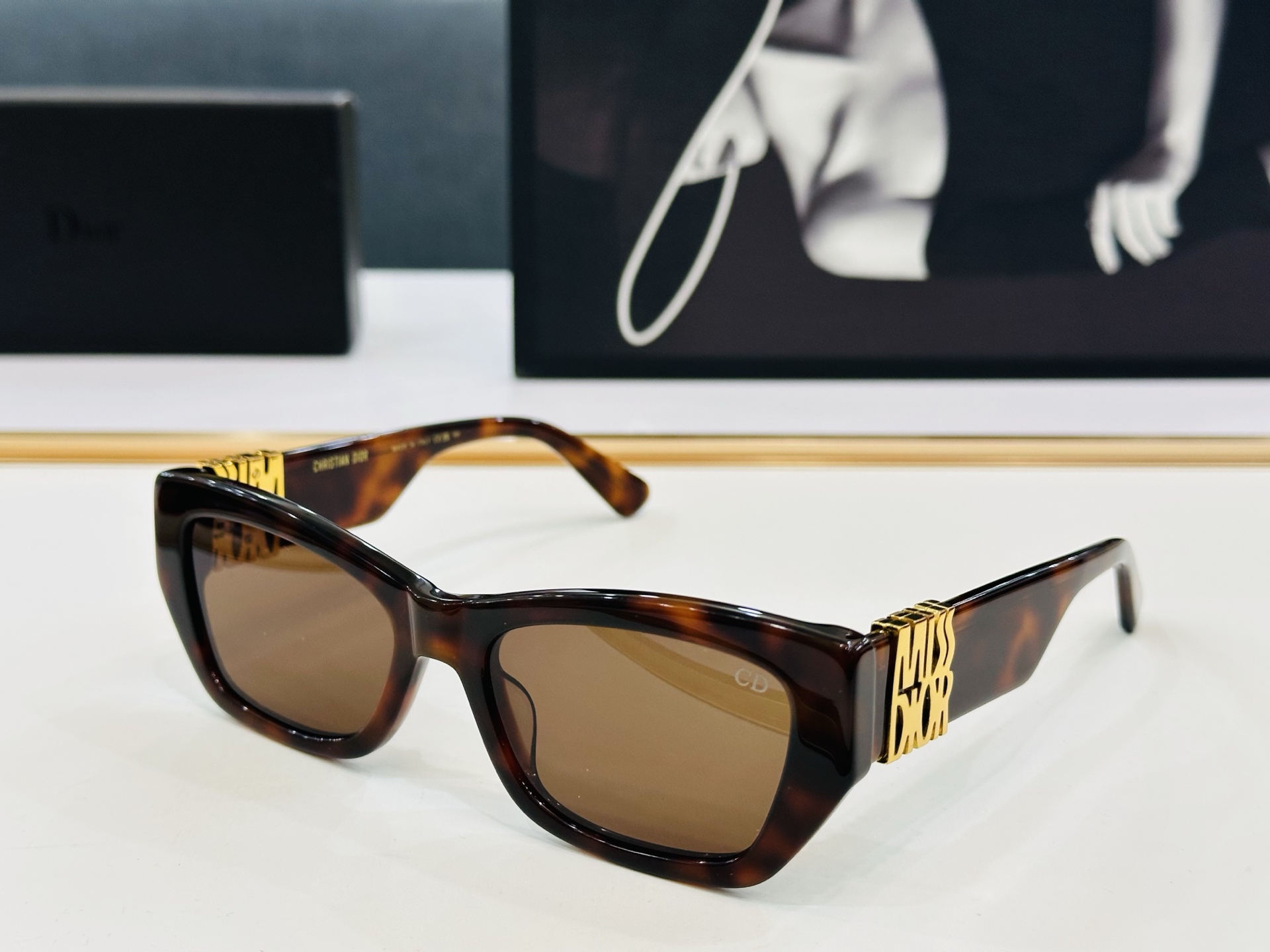 🔻DIO* S1F 迪家 Size：55口19-143 春夏款墨镜 😎🔆🔥🔥搭配镜腿精致烫字配饰 b官网