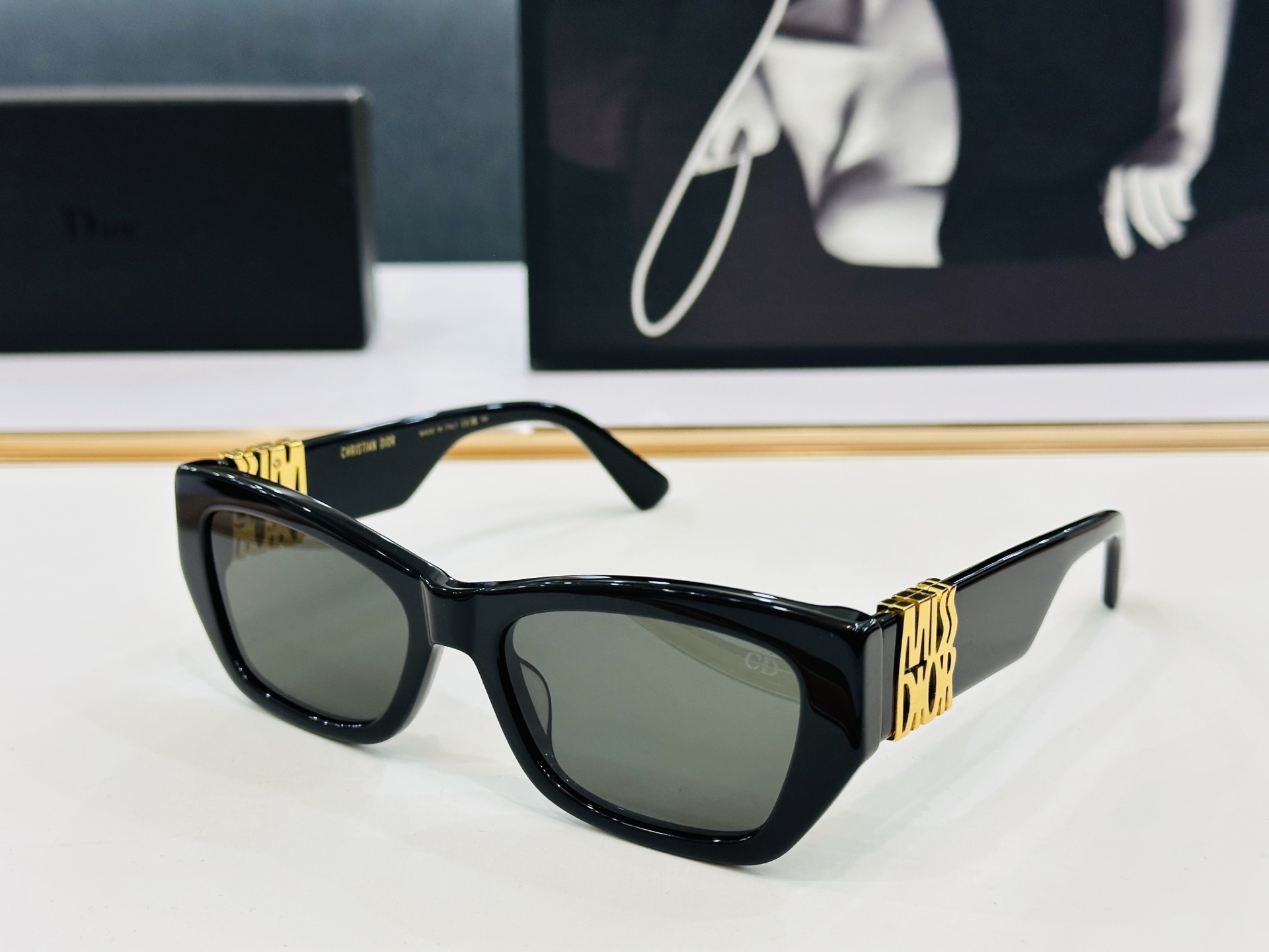 🔻DIO* S1F 迪家 Size：55口19-143 春夏款墨镜 😎🔆🔥🔥搭配镜腿精致烫字配饰 b官网