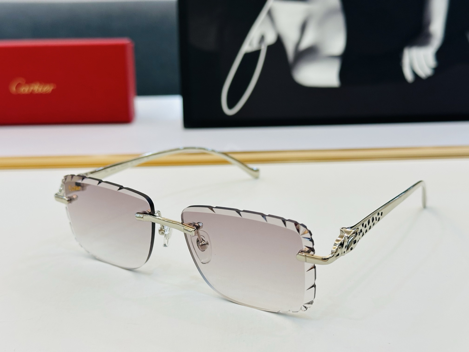 🆕 原版Cartie* 卡家 官网经典款 太阳镜 CT9527O Size：57口18-130电镀工艺精