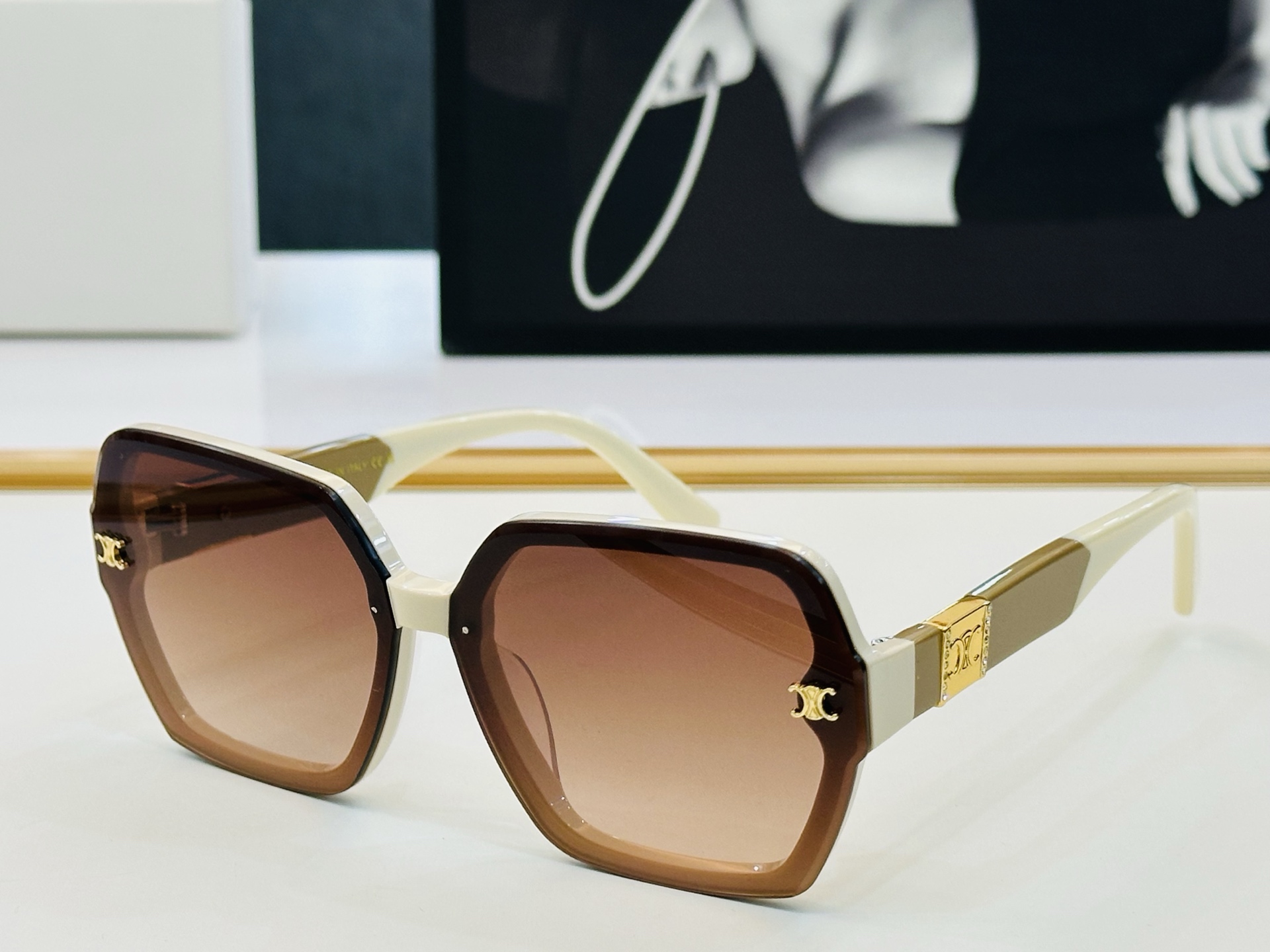 【CELINE】赛琳 CL40252 Size：63口11-142 一直热销的款式 欧美风 光泽度好 质