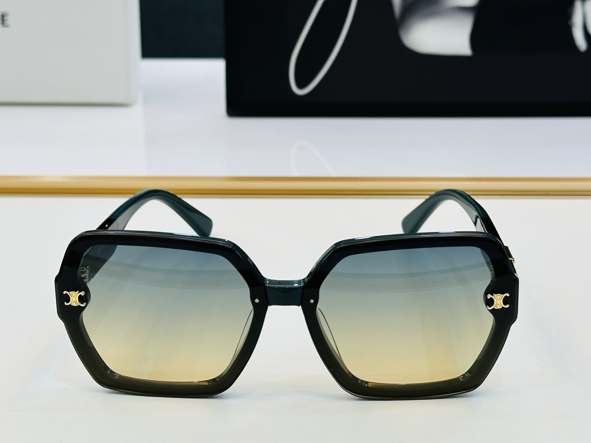 【CELINE】赛琳 CL40252 Size：63口11-142 一直热销的款式 欧美风 光泽度好 质