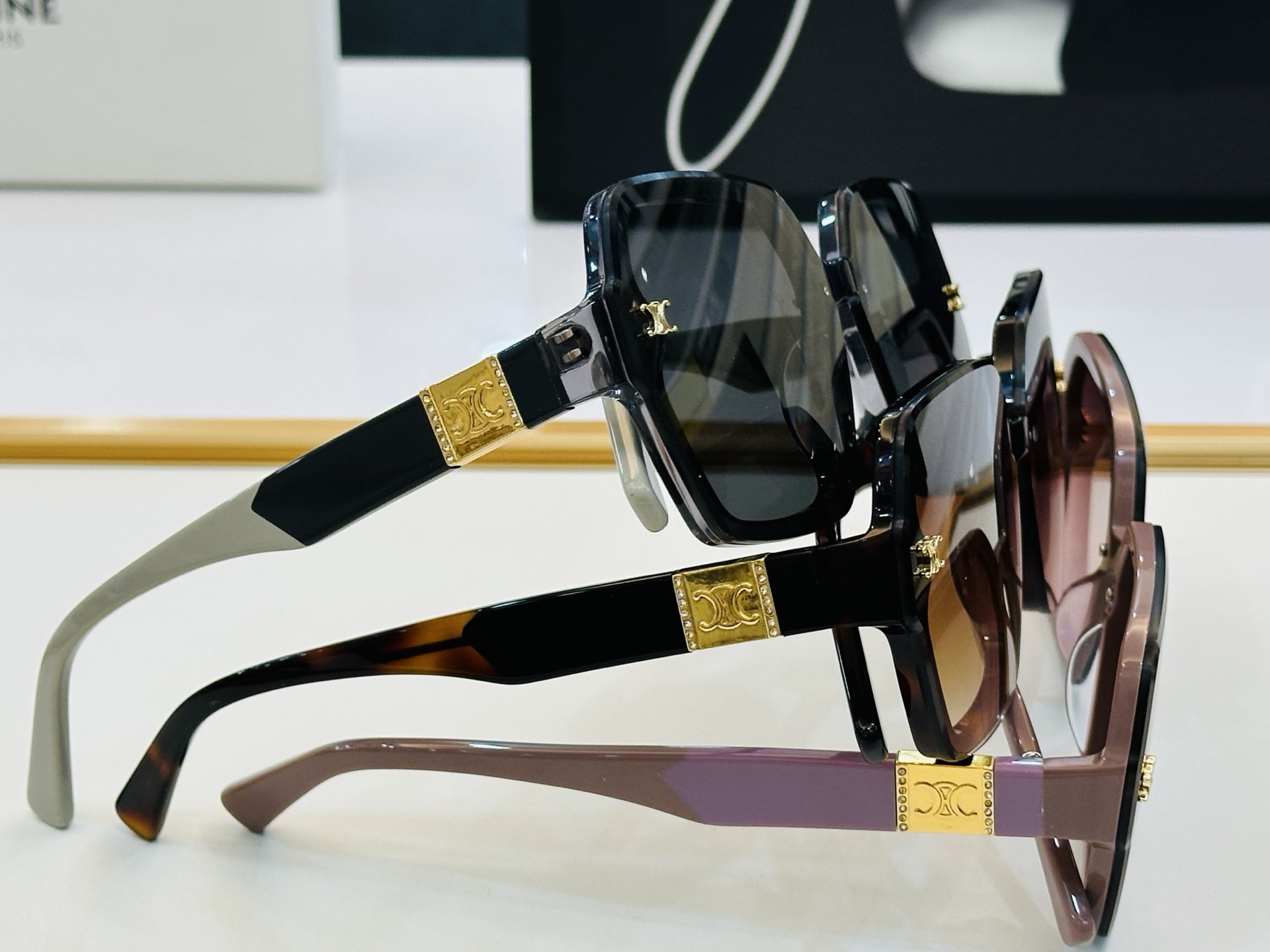 【CELINE】赛琳 CL40252 Size：63口11-142 一直热销的款式 欧美风 光泽度好 质