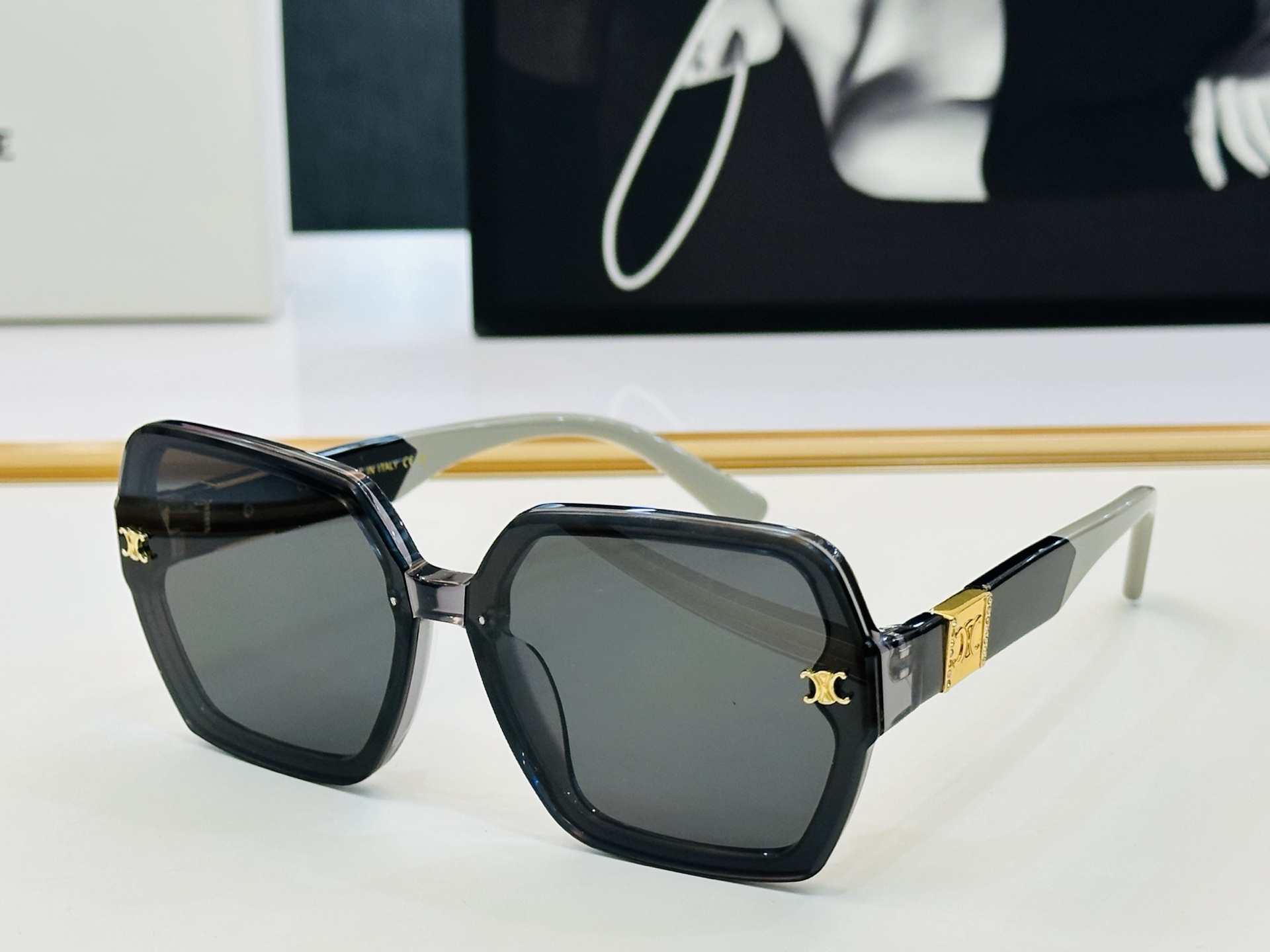 【CELINE】赛琳 CL40252 Size：63口11-142 一直热销的款式 欧美风 光泽度好 质