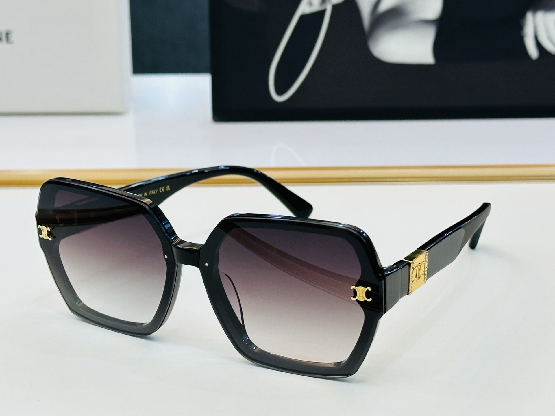 【CELINE】赛琳 CL40252 Size：63口11-142 一直热销的款式 欧美风 光泽度好 质
