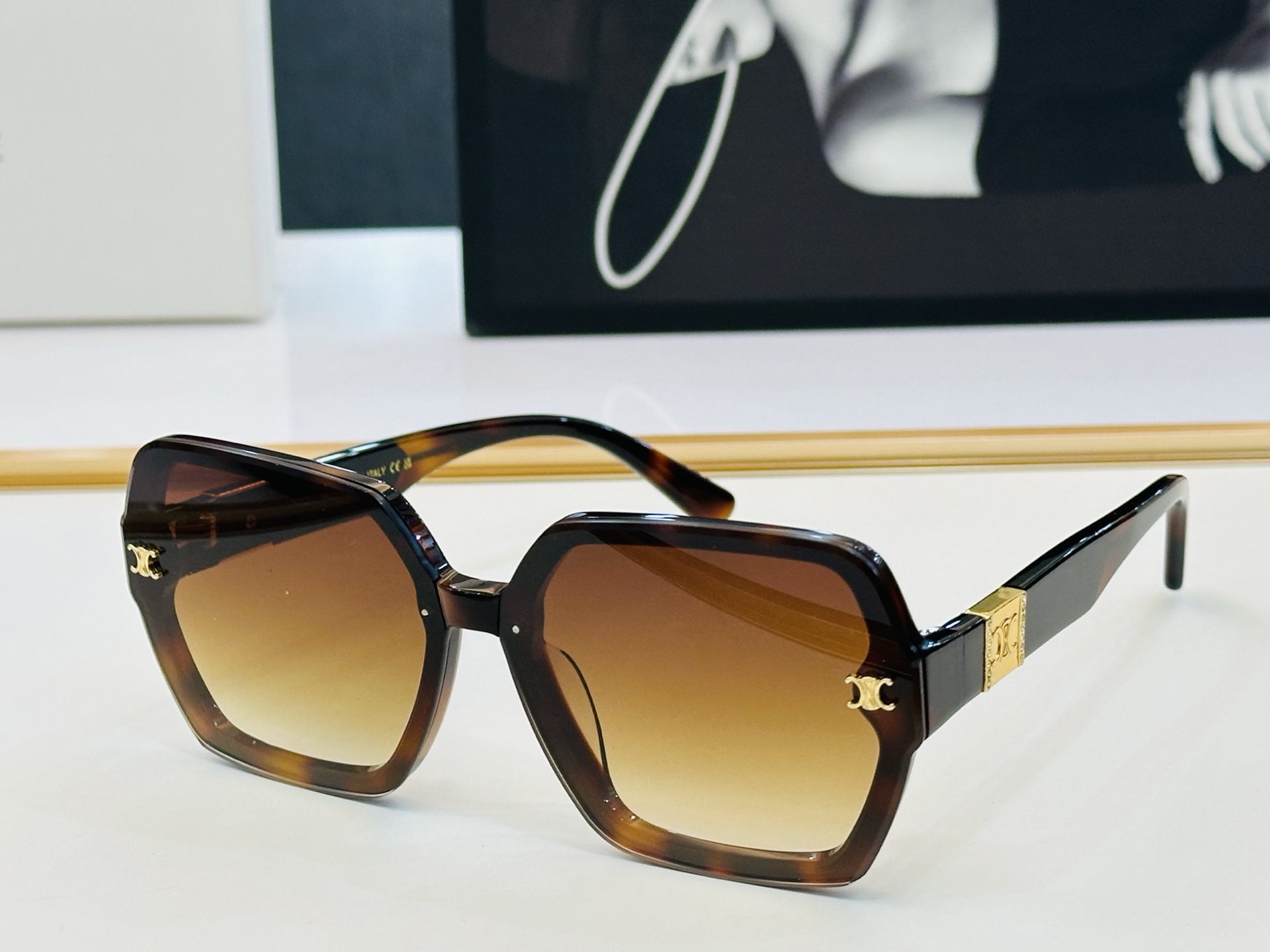 【CELINE】赛琳 CL40252 Size：63口11-142 一直热销的款式 欧美风 光泽度好 质