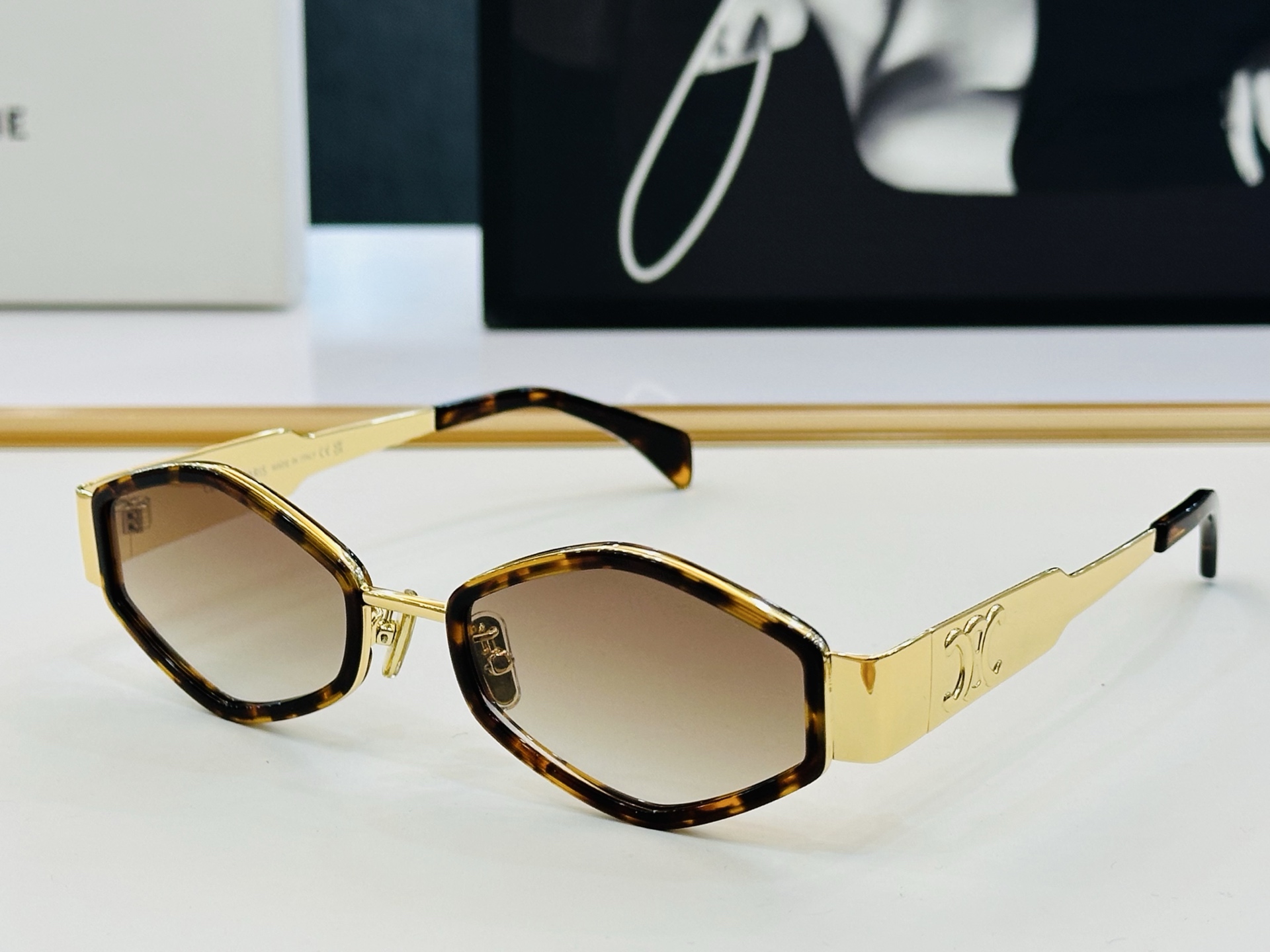 【CELINE】赛琳 CL40330F Size：54口21-145    一直热销的款式 欧美风 L光