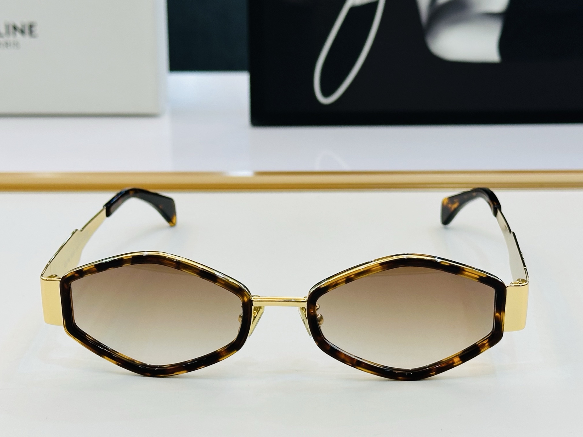 【CELINE】赛琳 CL40330F Size：54口21-145    一直热销的款式 欧美风 L光