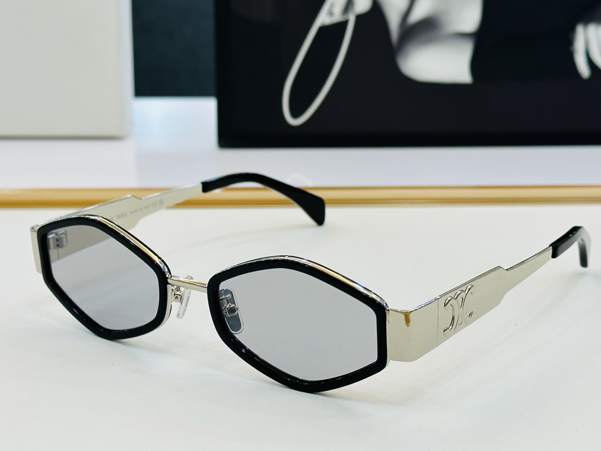 【CELINE】赛琳 CL40330F Size：54口21-145    一直热销的款式 欧美风 L光