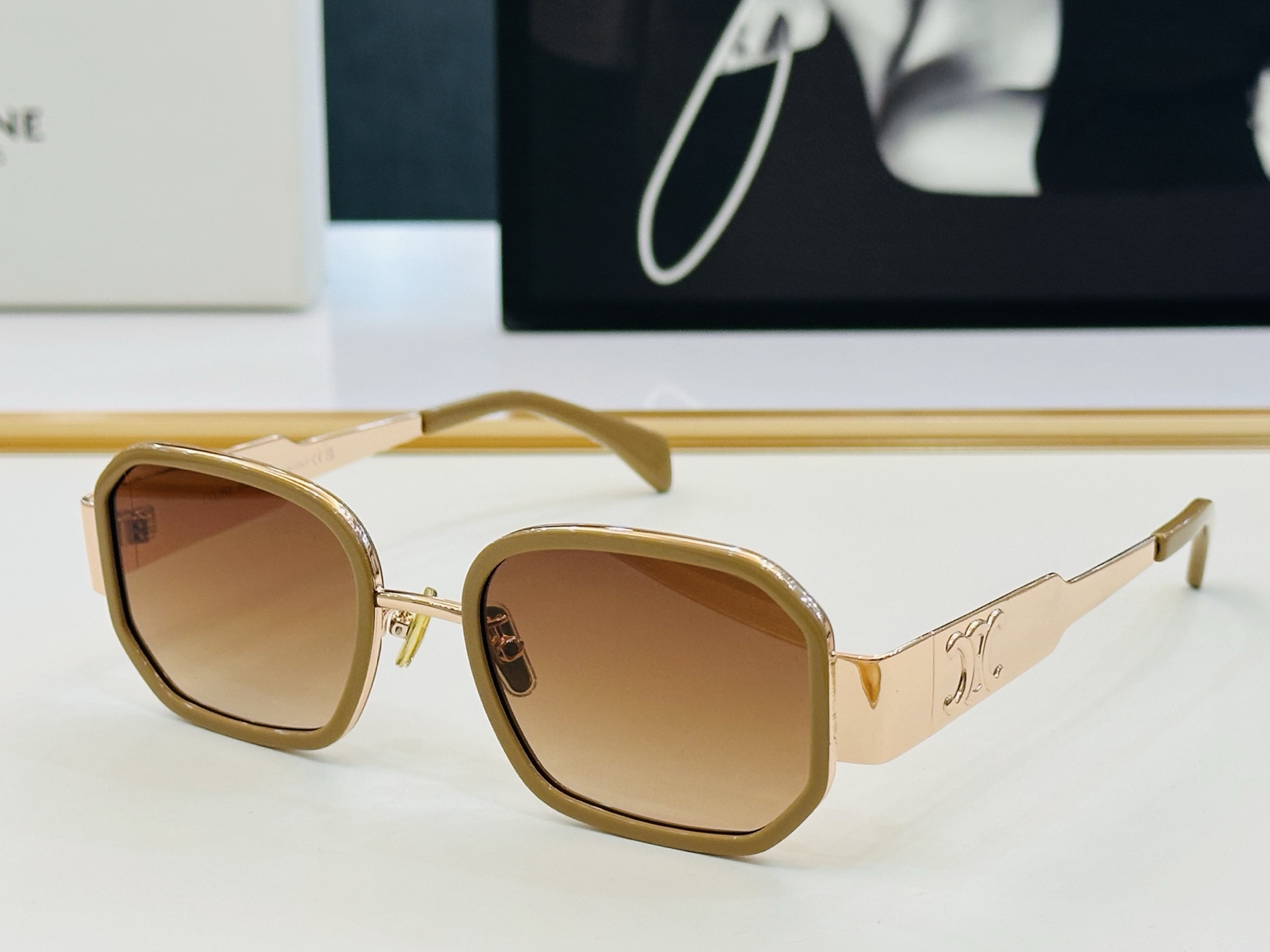 【CELINE】赛琳 CL40332F Size：52口22-145    一直热销的款式 欧美风 L光