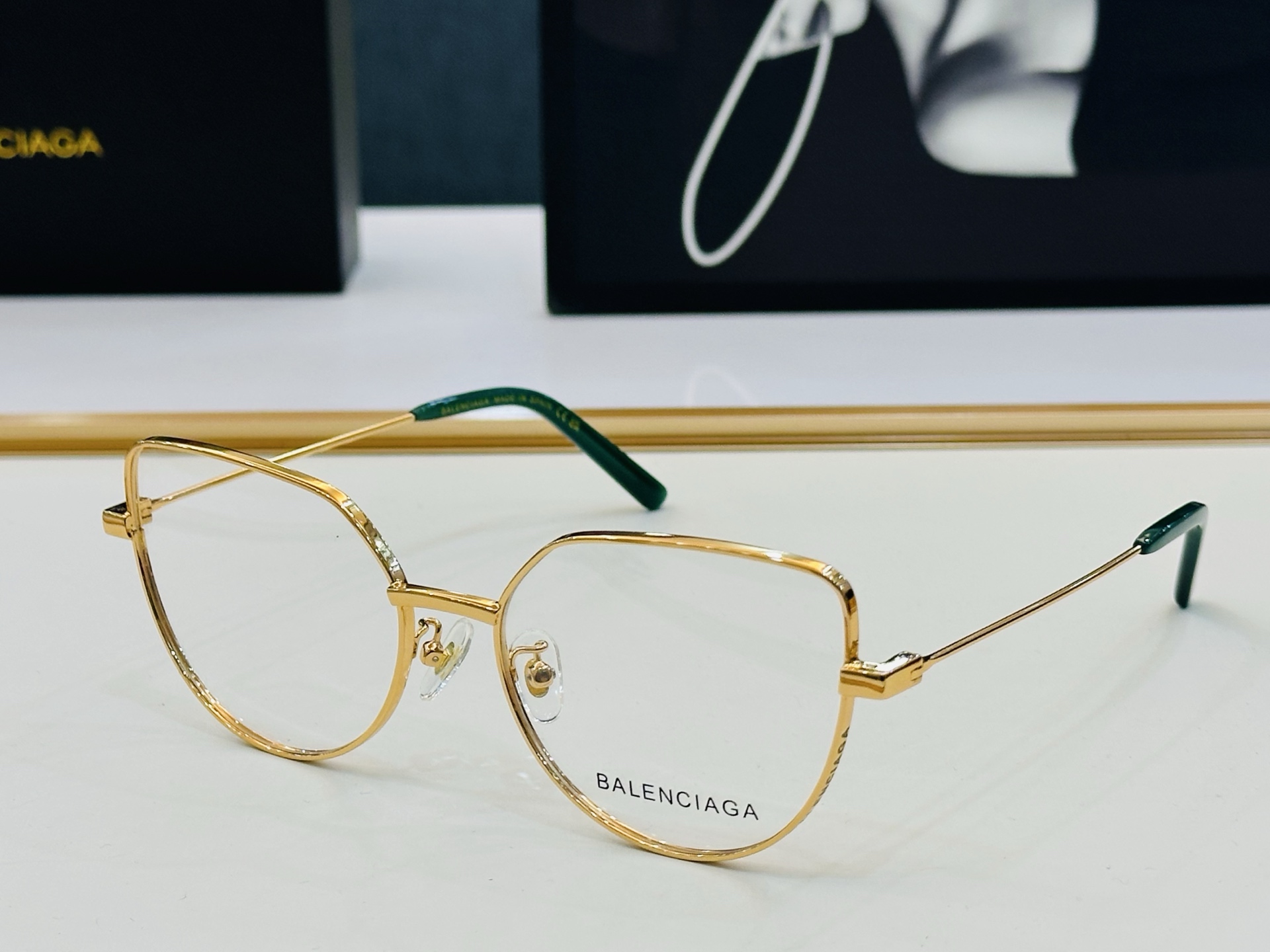BALENCIAGA巴黎世家 最新 版型很特别的设计 BB0197O Size 56口17-145 XL