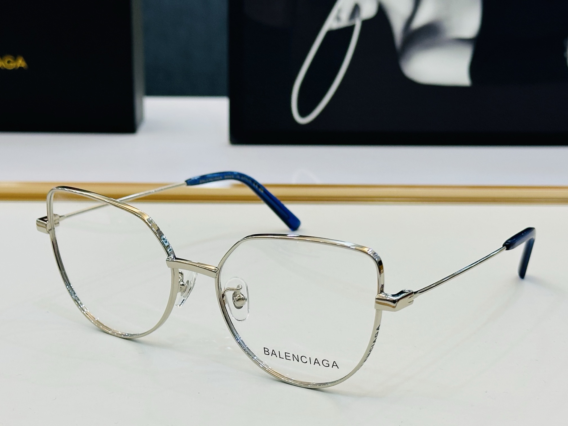 BALENCIAGA巴黎世家 最新 版型很特别的设计 BB0197O Size 56口17-145 XL