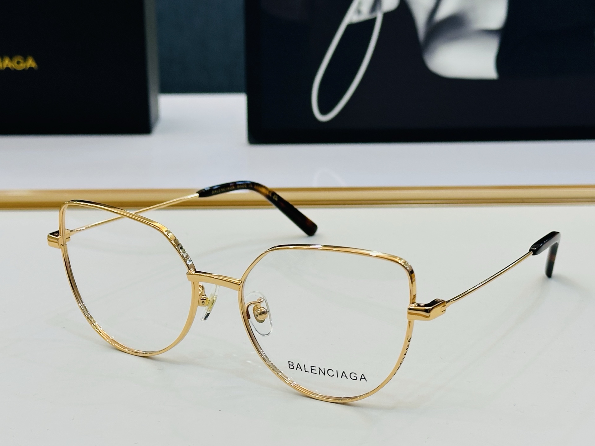 BALENCIAGA巴黎世家 最新 版型很特别的设计 BB0197O Size 56口17-145 XL