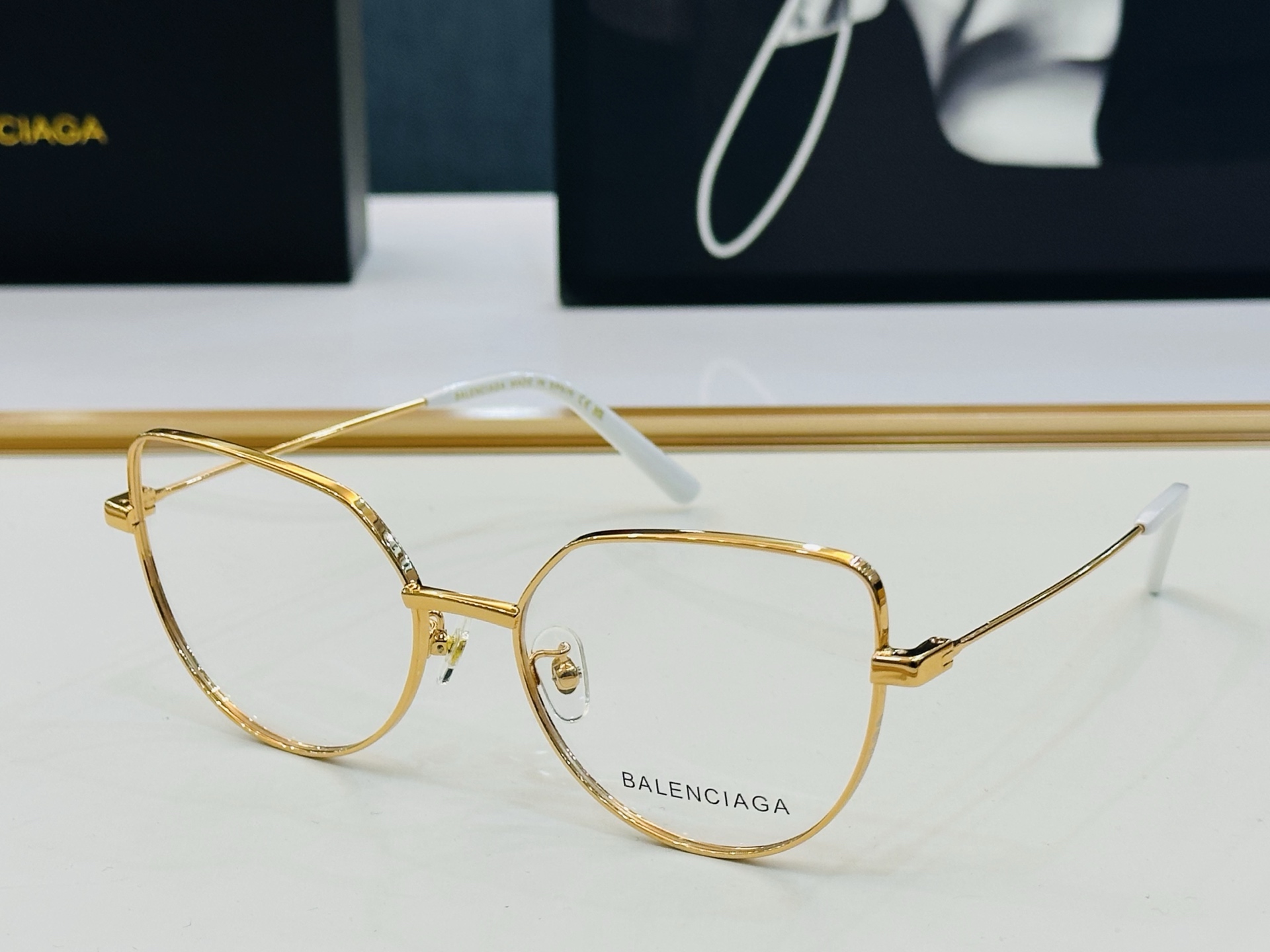 BALENCIAGA巴黎世家 最新 版型很特别的设计 BB0197O Size 56口17-145 XL