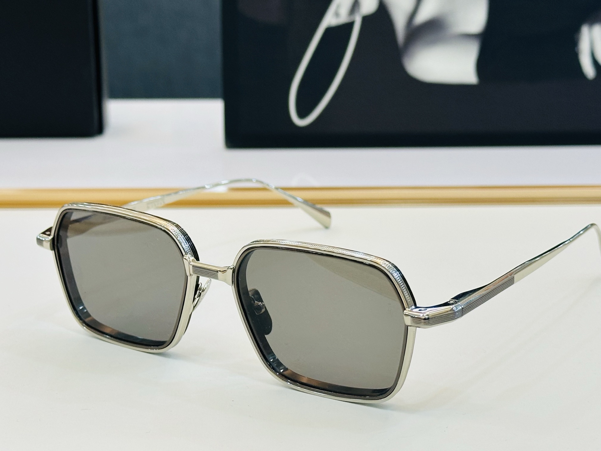 JACQUES MARIE ADMIRAL 
日本手工眼镜 镜框採用上板材打造出  SIZE：56口18
