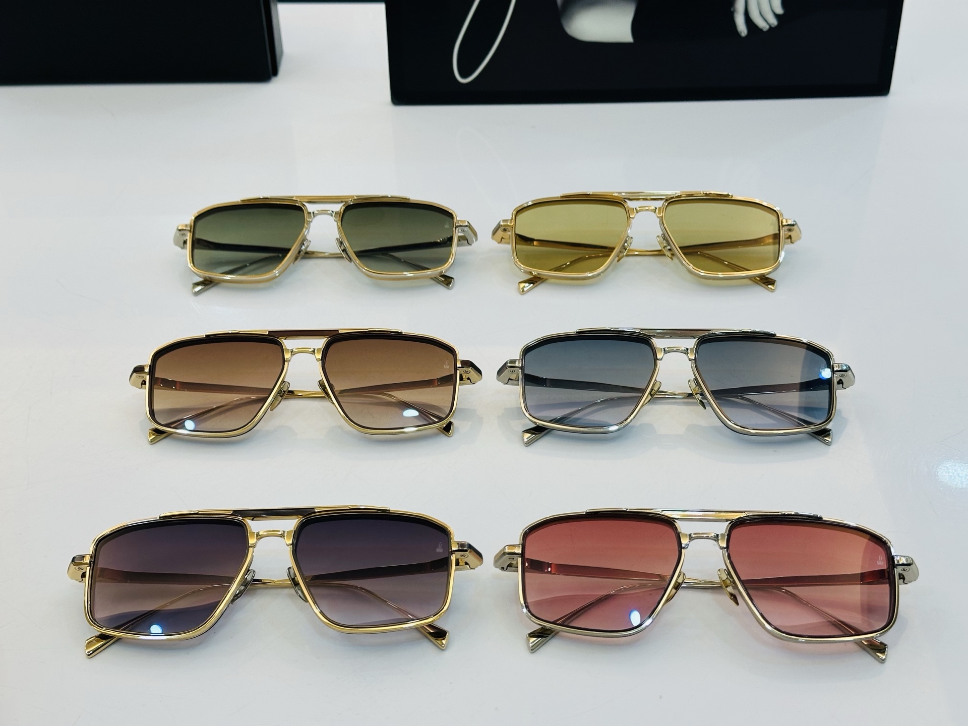 JACQUES MARIE EARL 
日本手工眼镜 镜框採用上板材打造出  SIZE：55口17-14