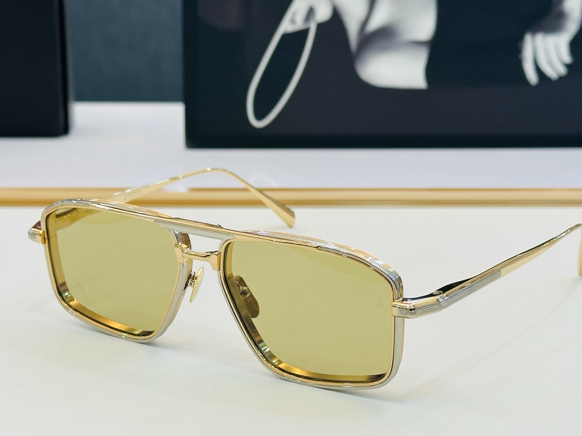 JACQUES MARIE EARL 
日本手工眼镜 镜框採用上板材打造出  SIZE：55口17-14