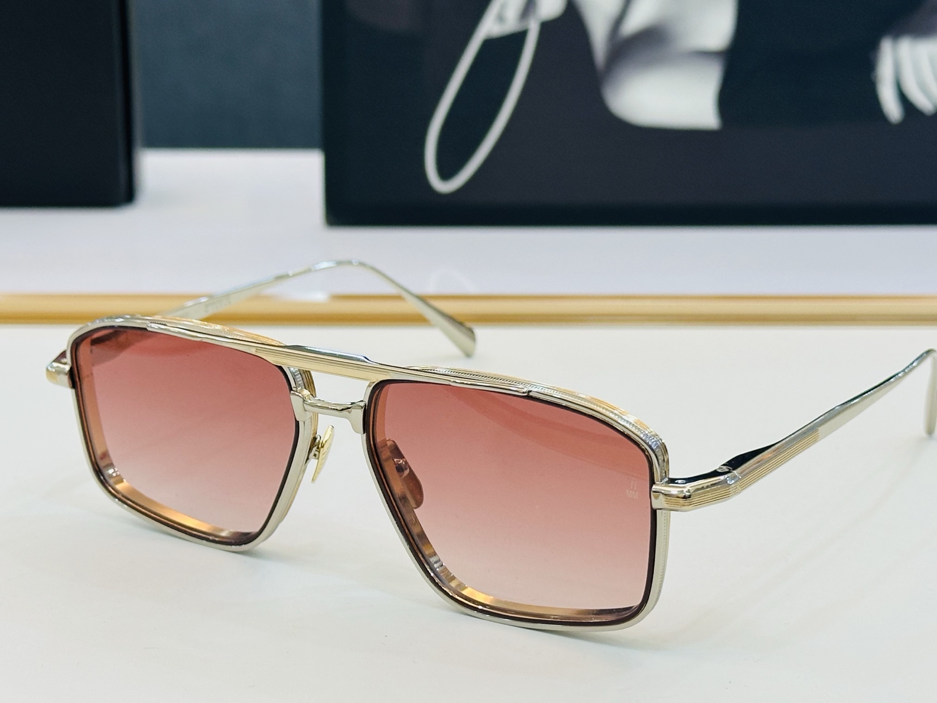 JACQUES MARIE EARL 
日本手工眼镜 镜框採用上板材打造出  SIZE：55口17-14