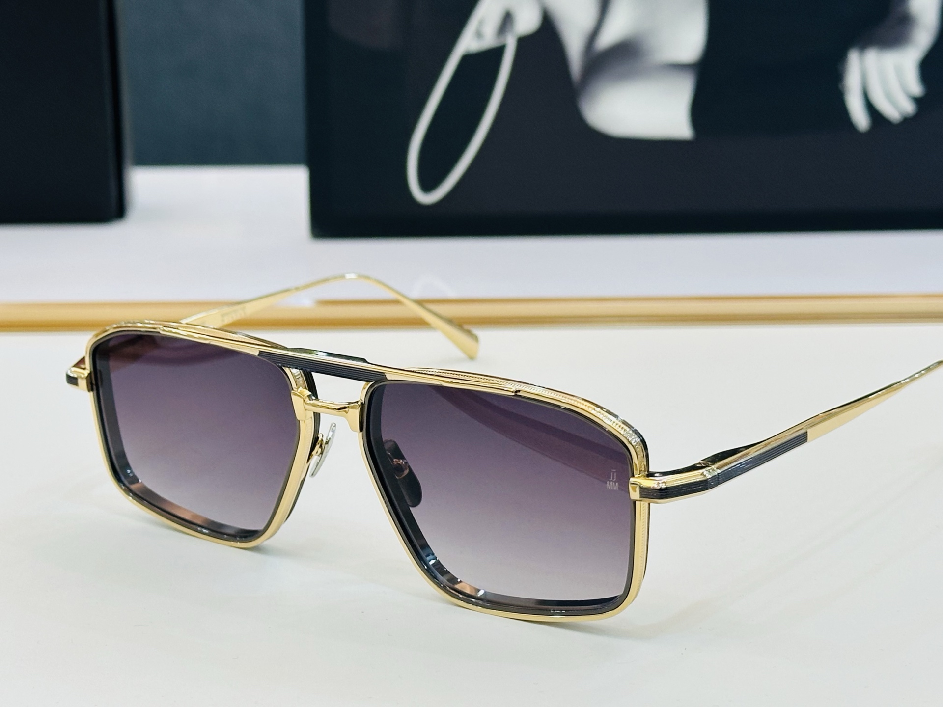 JACQUES MARIE EARL 
日本手工眼镜 镜框採用上板材打造出  SIZE：55口17-14