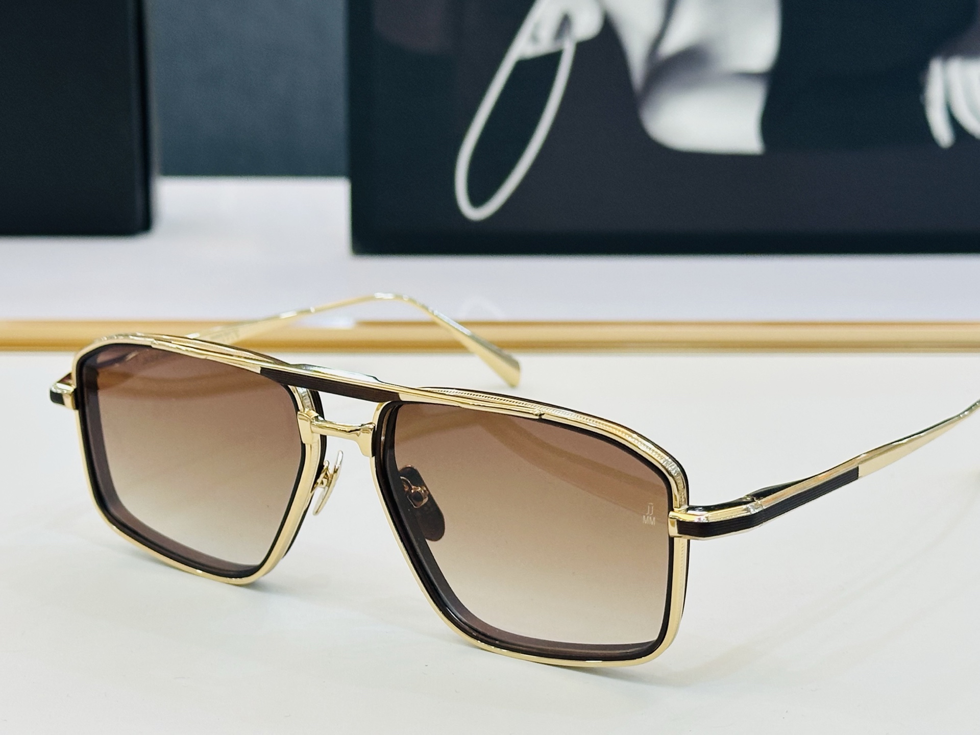 JACQUES MARIE EARL 
日本手工眼镜 镜框採用上板材打造出  SIZE：55口17-14