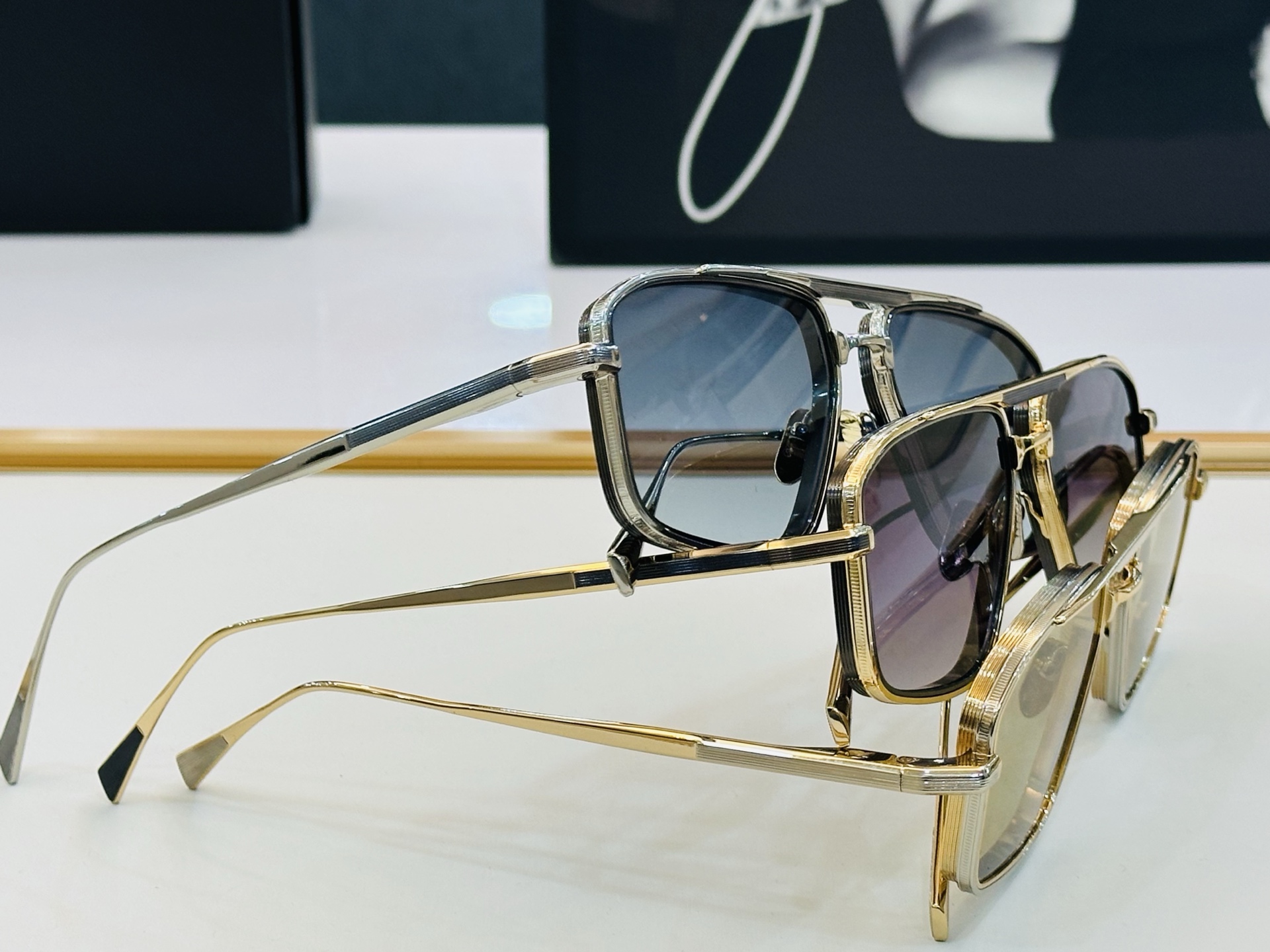 JACQUES MARIE EARL 
日本手工眼镜 镜框採用上板材打造出  SIZE：55口17-14