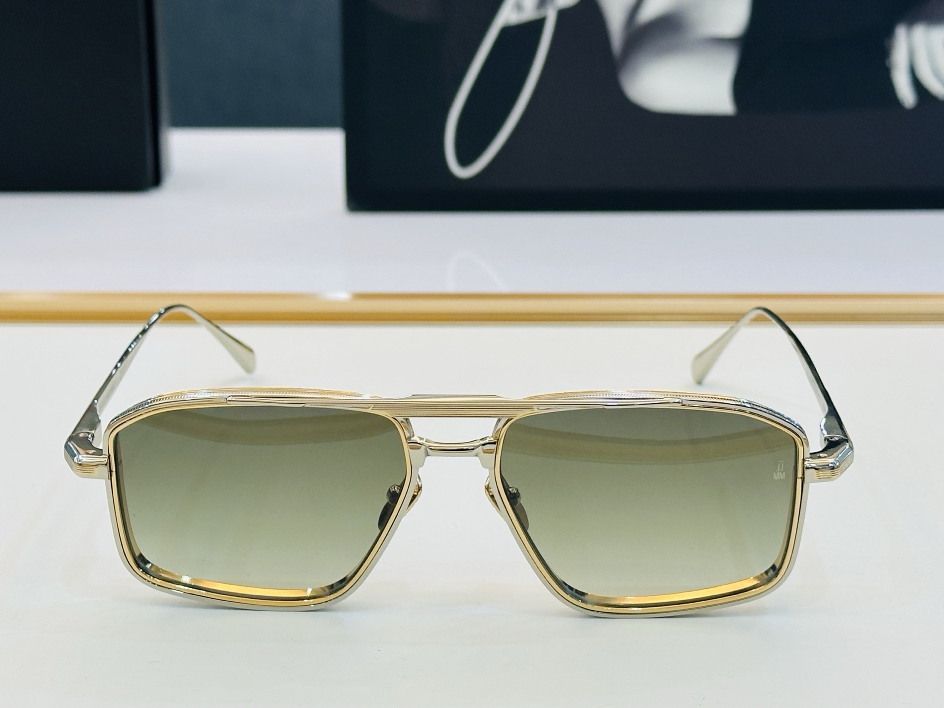 JACQUES MARIE EARL 
日本手工眼镜 镜框採用上板材打造出  SIZE：55口17-14