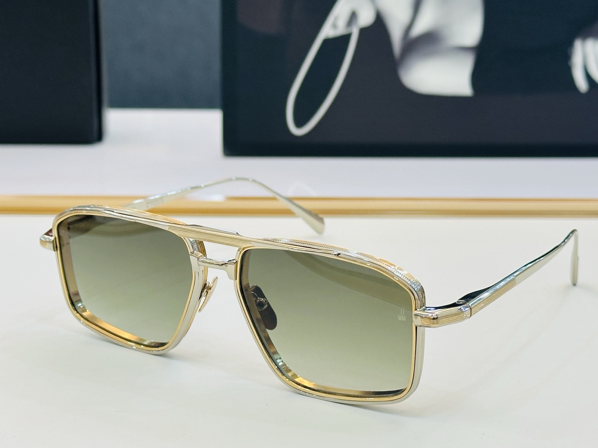 JACQUES MARIE EARL 
日本手工眼镜 镜框採用上板材打造出  SIZE：55口17-14