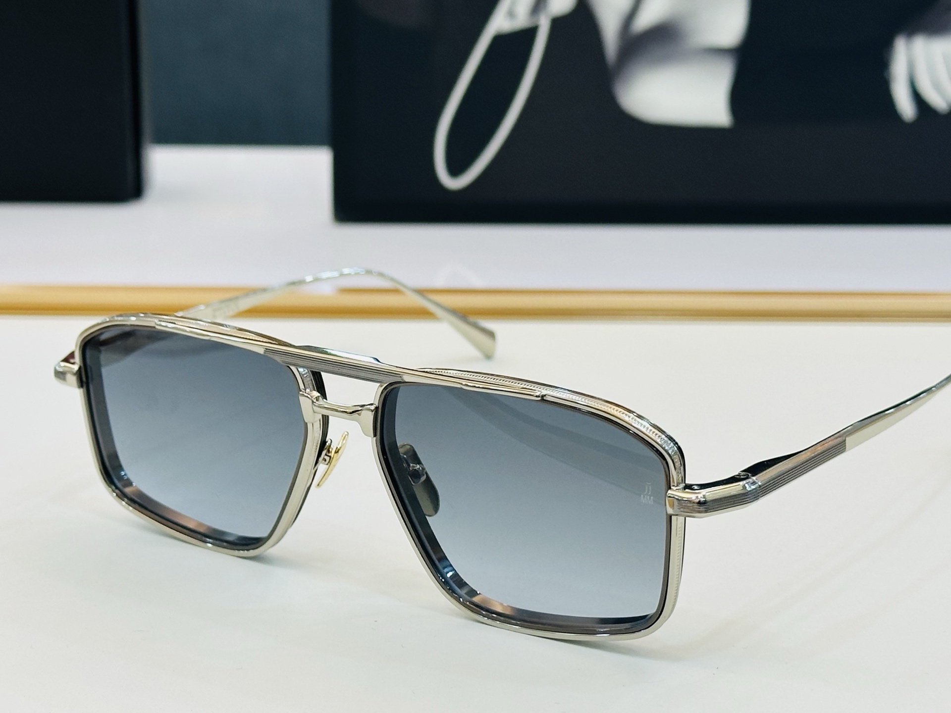 JACQUES MARIE EARL 
日本手工眼镜 镜框採用上板材打造出  SIZE：55口17-14