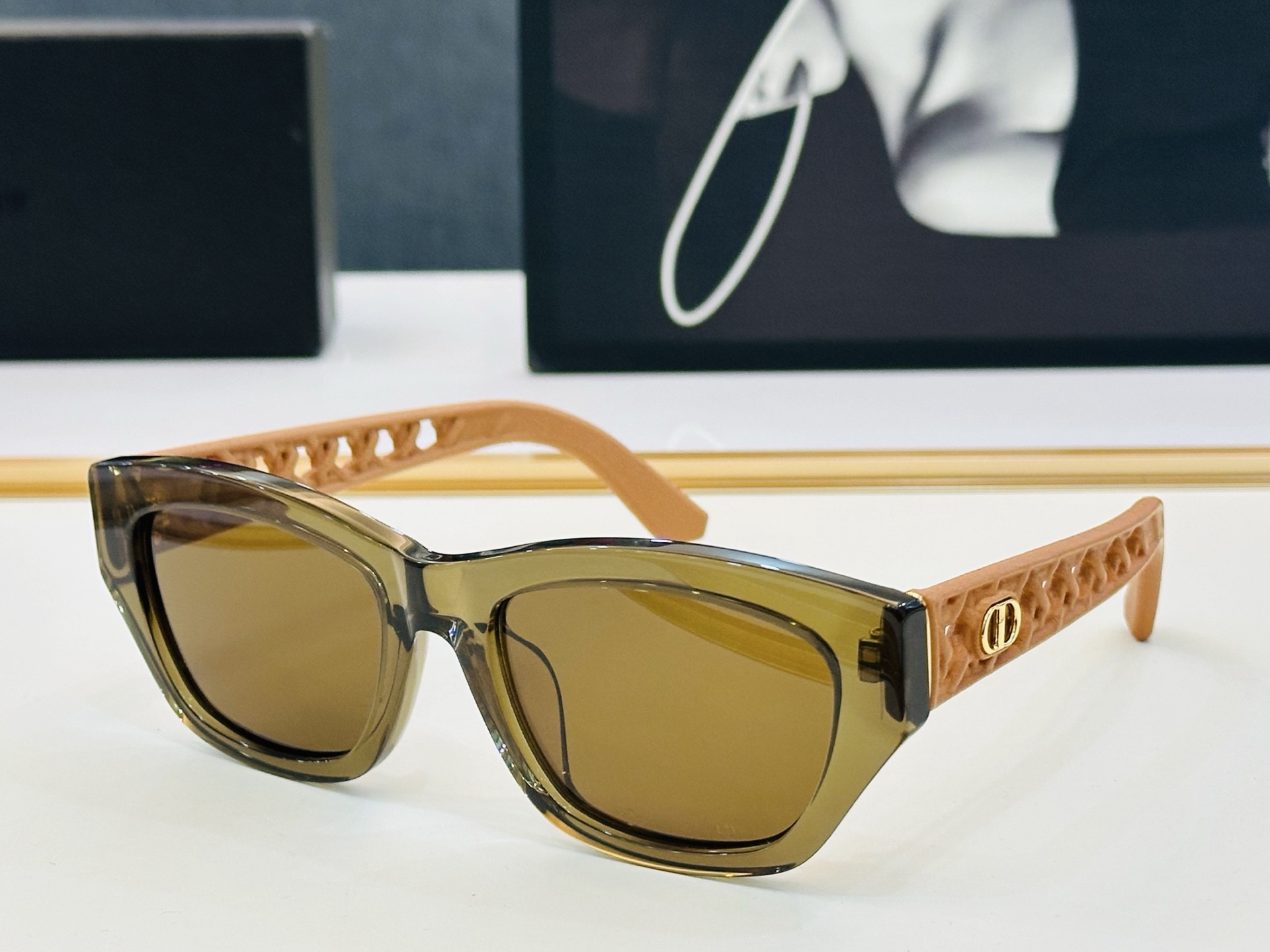 🔻DIO* S2F 迪家 Size：55口19-140 春夏款墨镜 😎🔆。。搭配镜腿精致烫字配饰 FD官