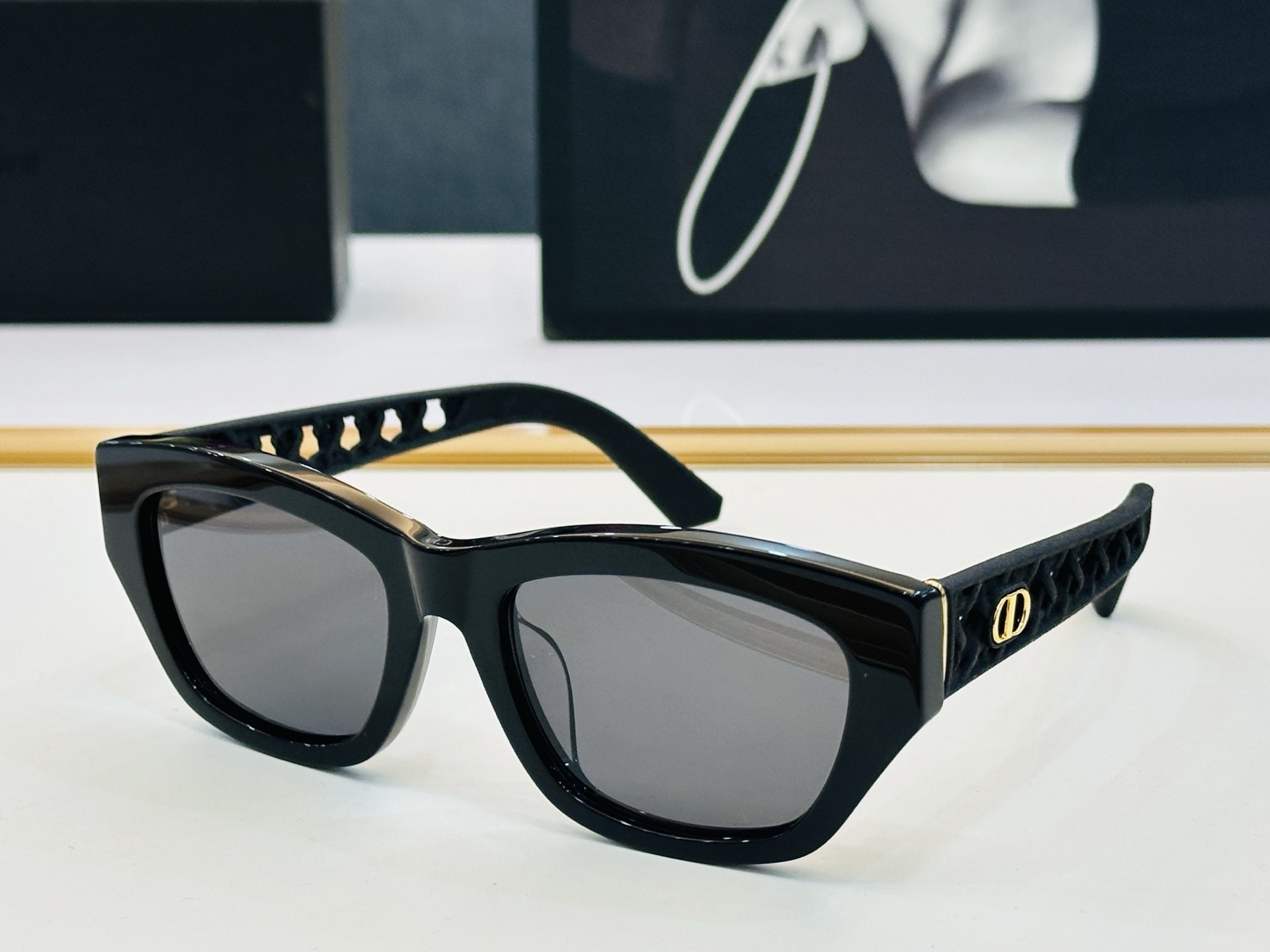 🔻DIO* S2F 迪家 Size：55口19-140 春夏款墨镜 😎🔆。。搭配镜腿精致烫字配饰 FD官