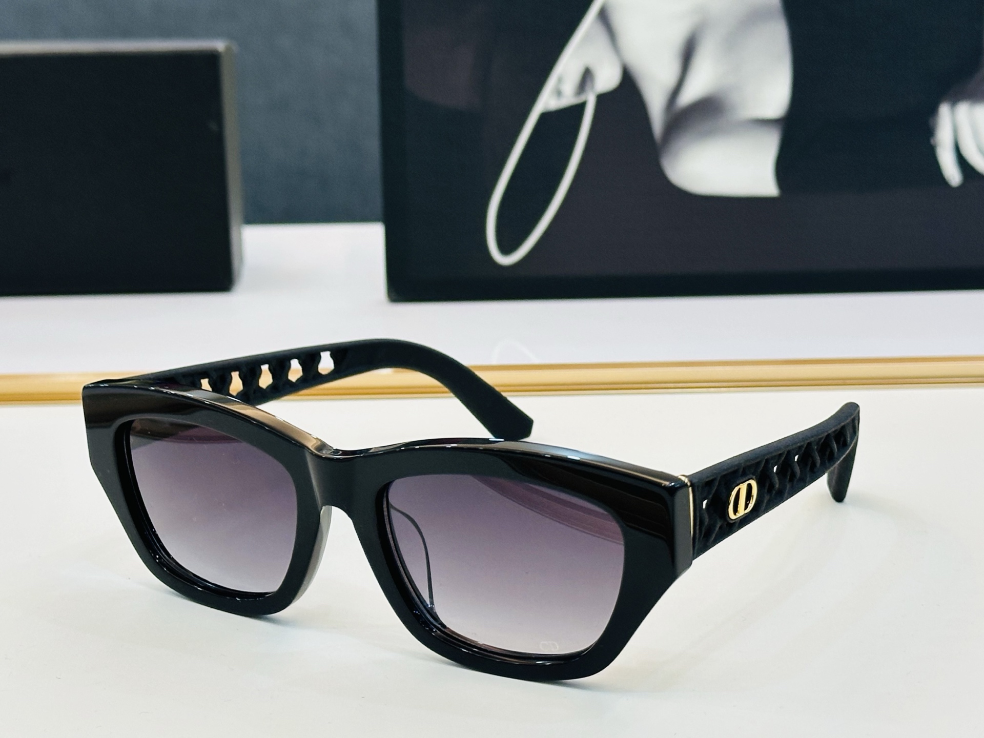 🔻DIO* S2F 迪家 Size：55口19-140 春夏款墨镜 😎🔆。。搭配镜腿精致烫字配饰 FD官