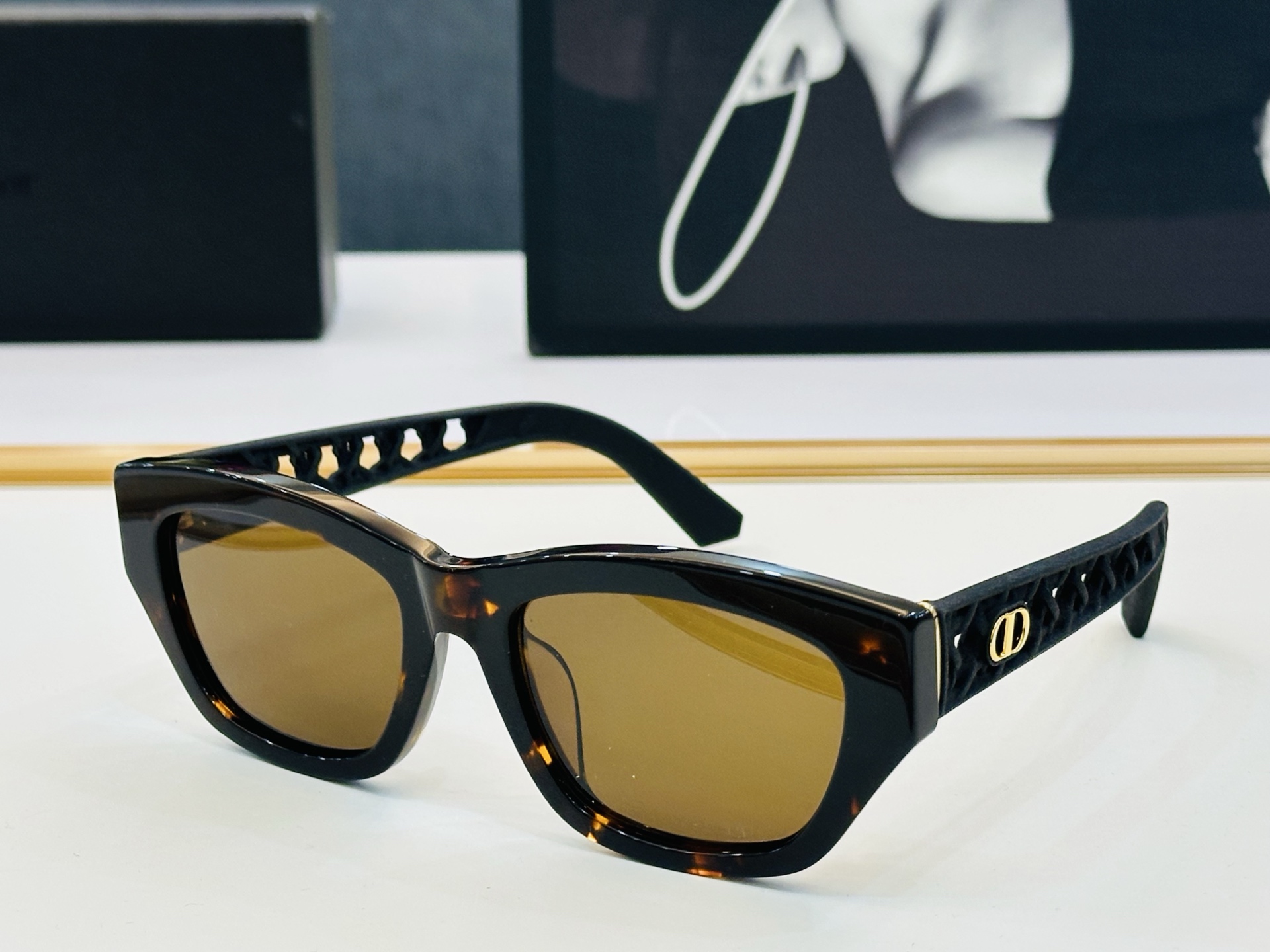 🔻DIO* S2F 迪家 Size：55口19-140 春夏款墨镜 😎🔆。。搭配镜腿精致烫字配饰 FD官