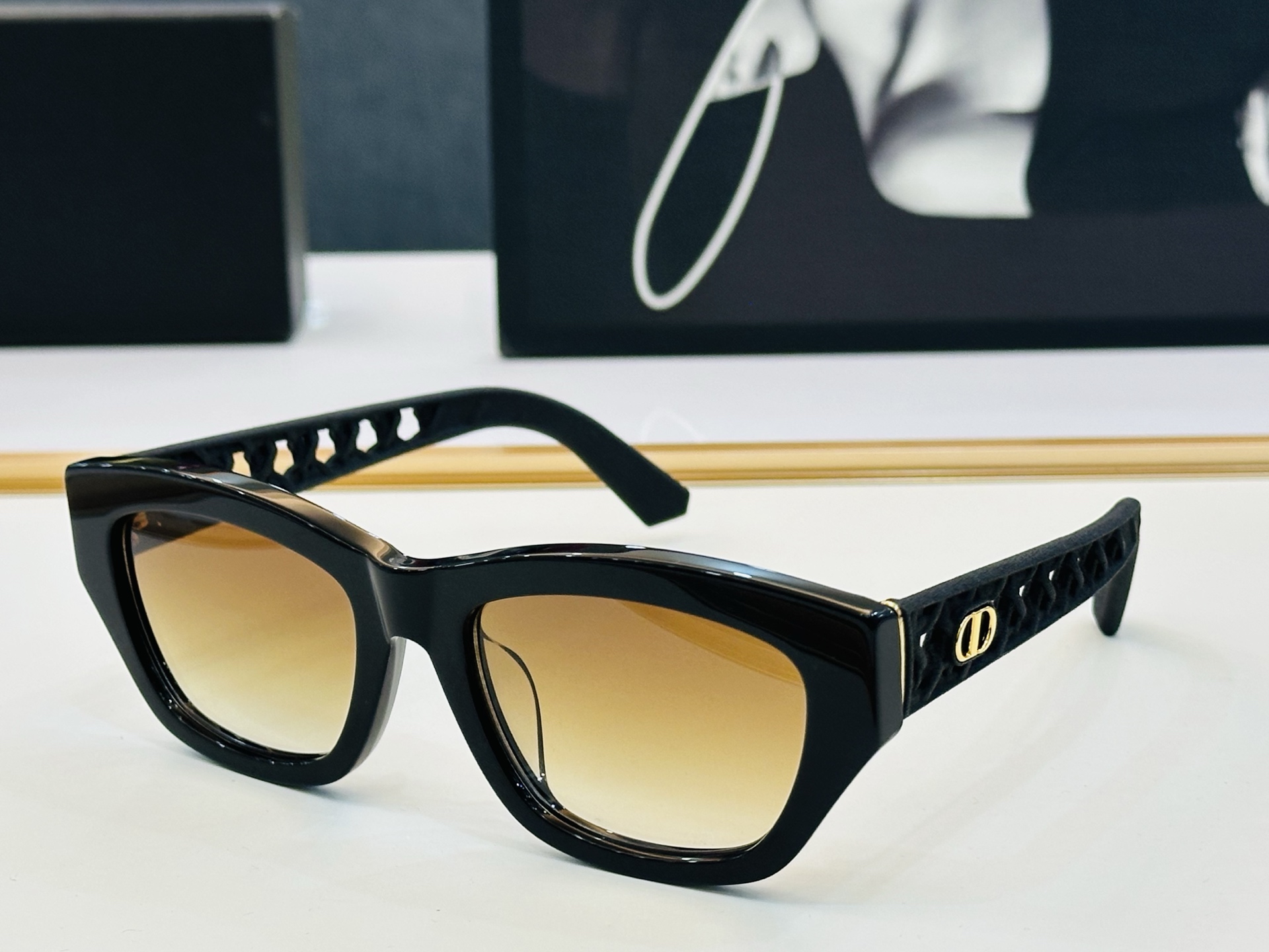 🔻DIO* S2F 迪家 Size：55口19-140 春夏款墨镜 😎🔆。。搭配镜腿精致烫字配饰 FD官