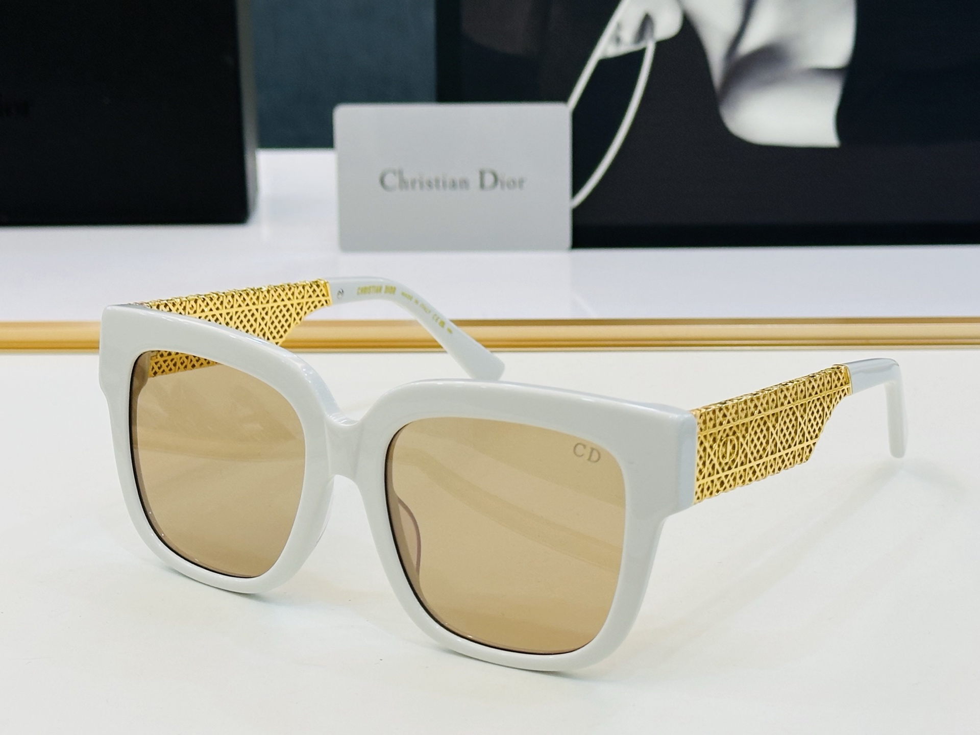 🔻🔻🔻DIO* 迪家 S1F Size：55口19-142  春夏款墨镜 😎🔆 b搭配镜腿精致 质量上佳