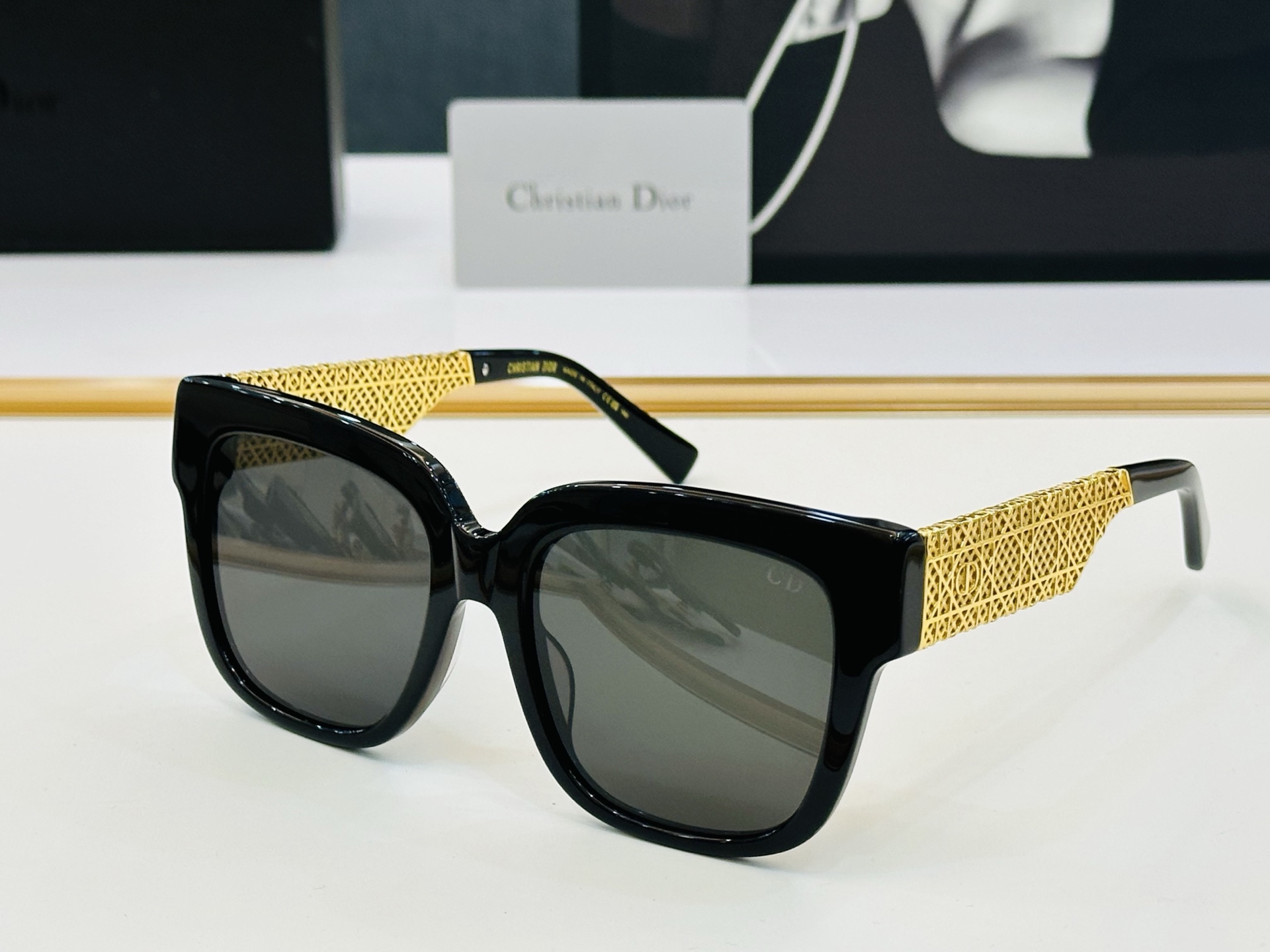 🔻🔻🔻DIO* 迪家 S1F Size：55口19-142  春夏款墨镜 😎🔆 b搭配镜腿精致 质量上佳