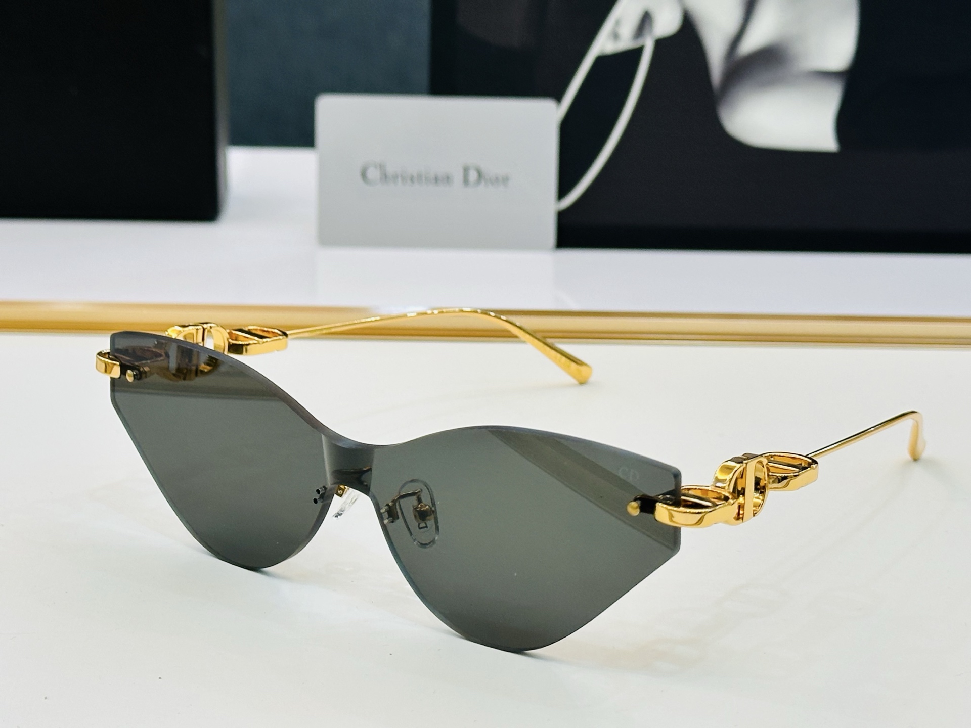 🔻🔻🔻DIO* 迪家 M1U Size：57口18-145 春夏款墨镜 😎🔆 b搭配镜腿精致 质量上佳 