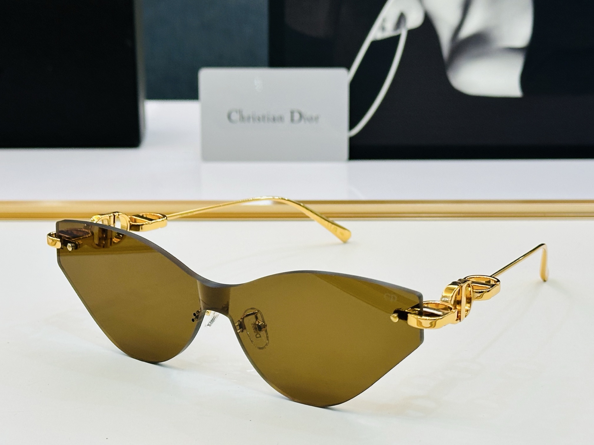 🔻🔻🔻DIO* 迪家 M1U Size：57口18-145 春夏款墨镜 😎🔆 b搭配镜腿精致 质量上佳 