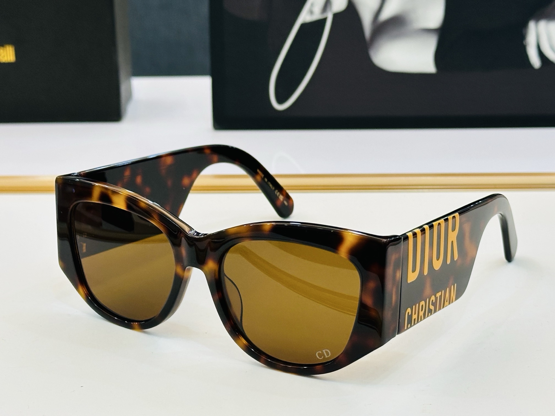 🔻🔻🔻DIO* 迪家 S1I Size：56口18-145   春夏款墨镜 😎🔆 b搭配镜腿精致 质量上