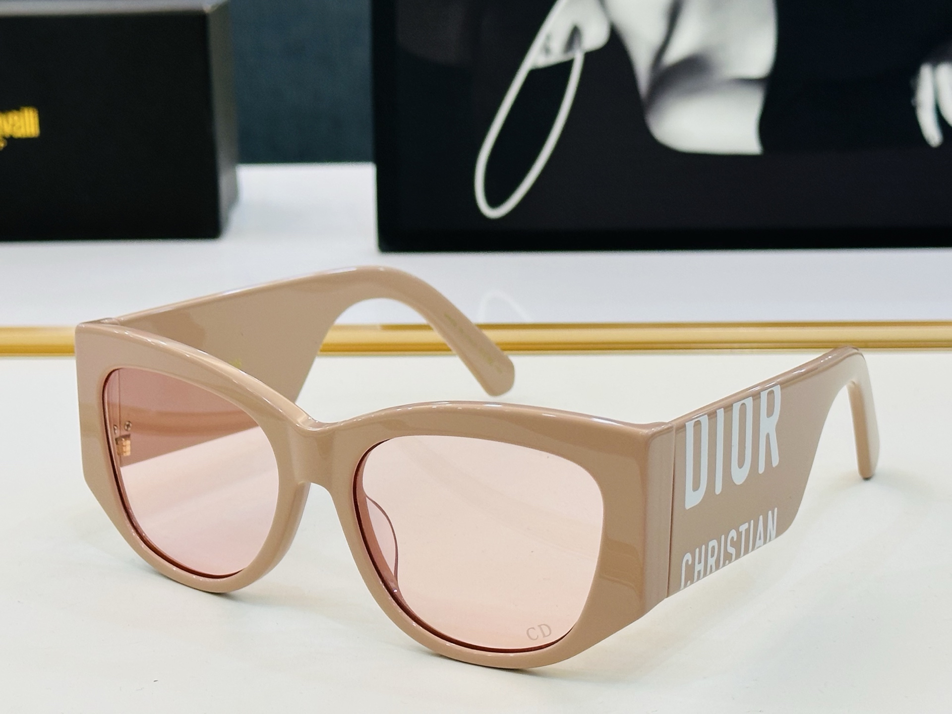 🔻🔻🔻DIO* 迪家 S1I Size：56口18-145   春夏款墨镜 😎🔆 b搭配镜腿精致 质量上