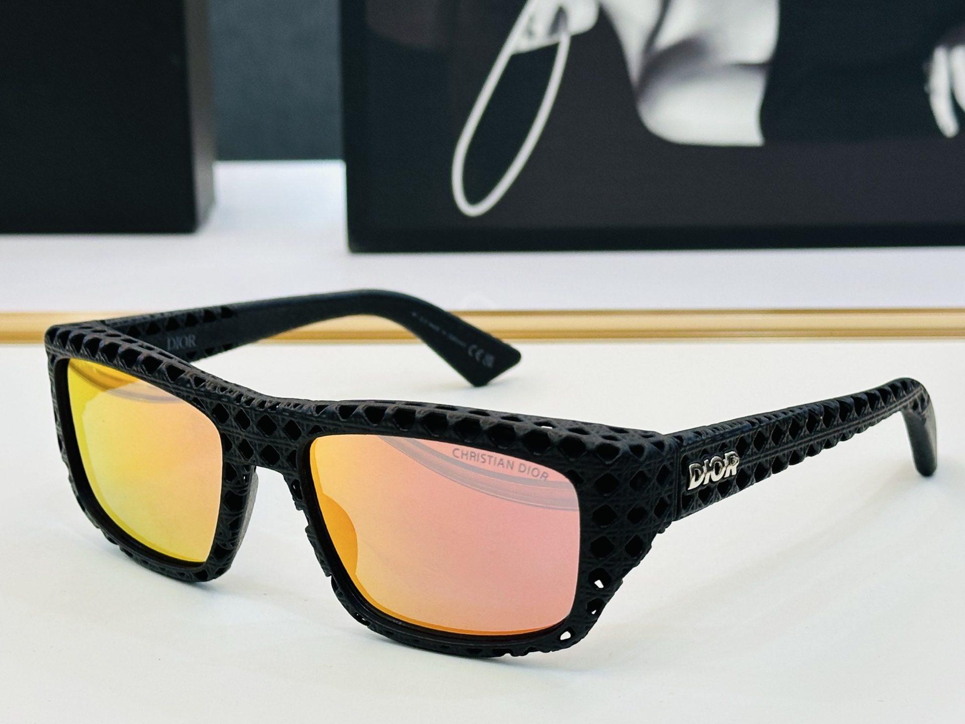 🔻🔻🔻DIO* CDICon 3DS11   迪家 Size：57口18-135 😎🔆🔥🔥搭配镜腿精致配