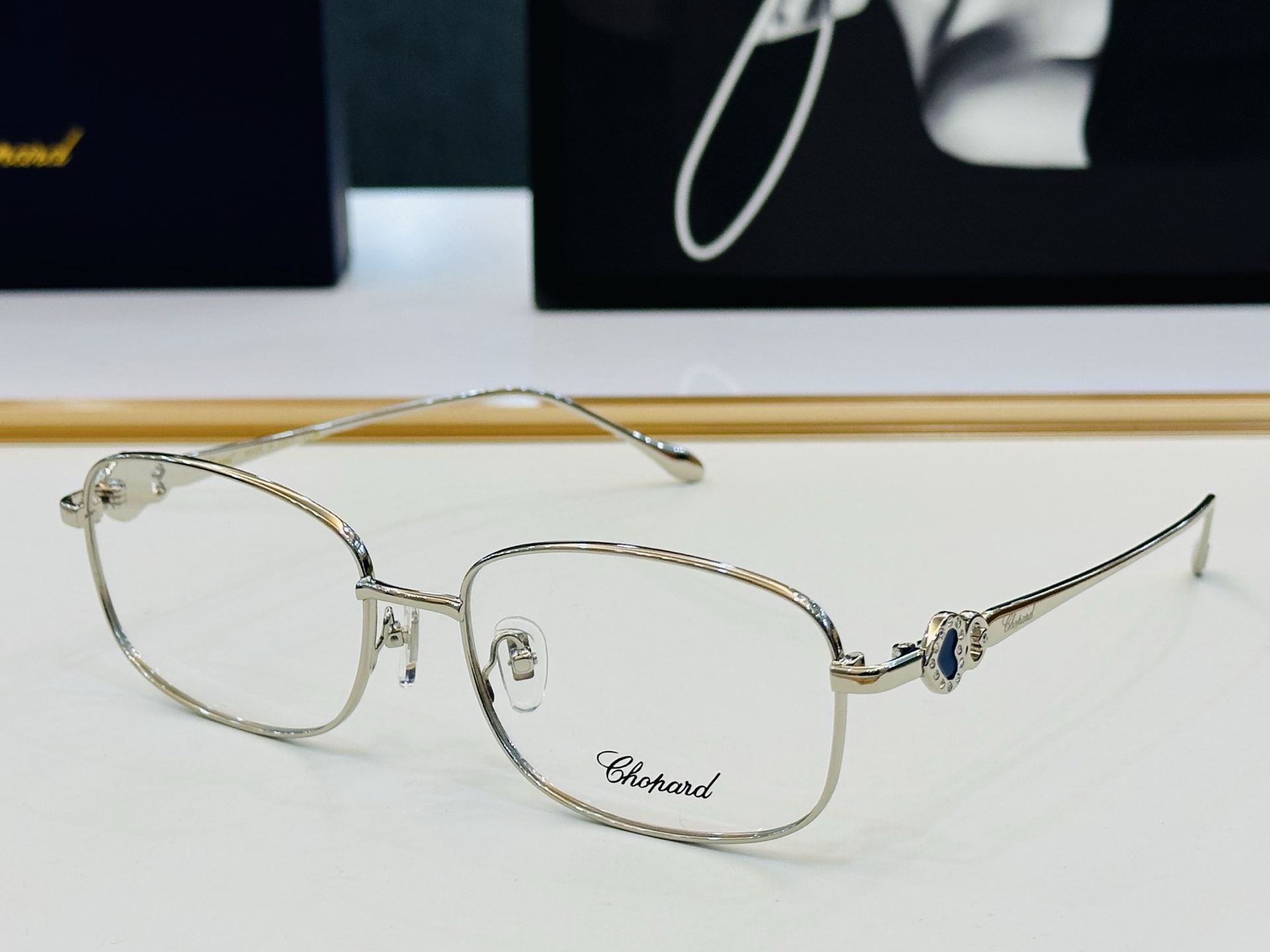 原版 ChoPard肖邦 MODEL VCHG983 Size：58口17-145 以现代时尚的设计风格