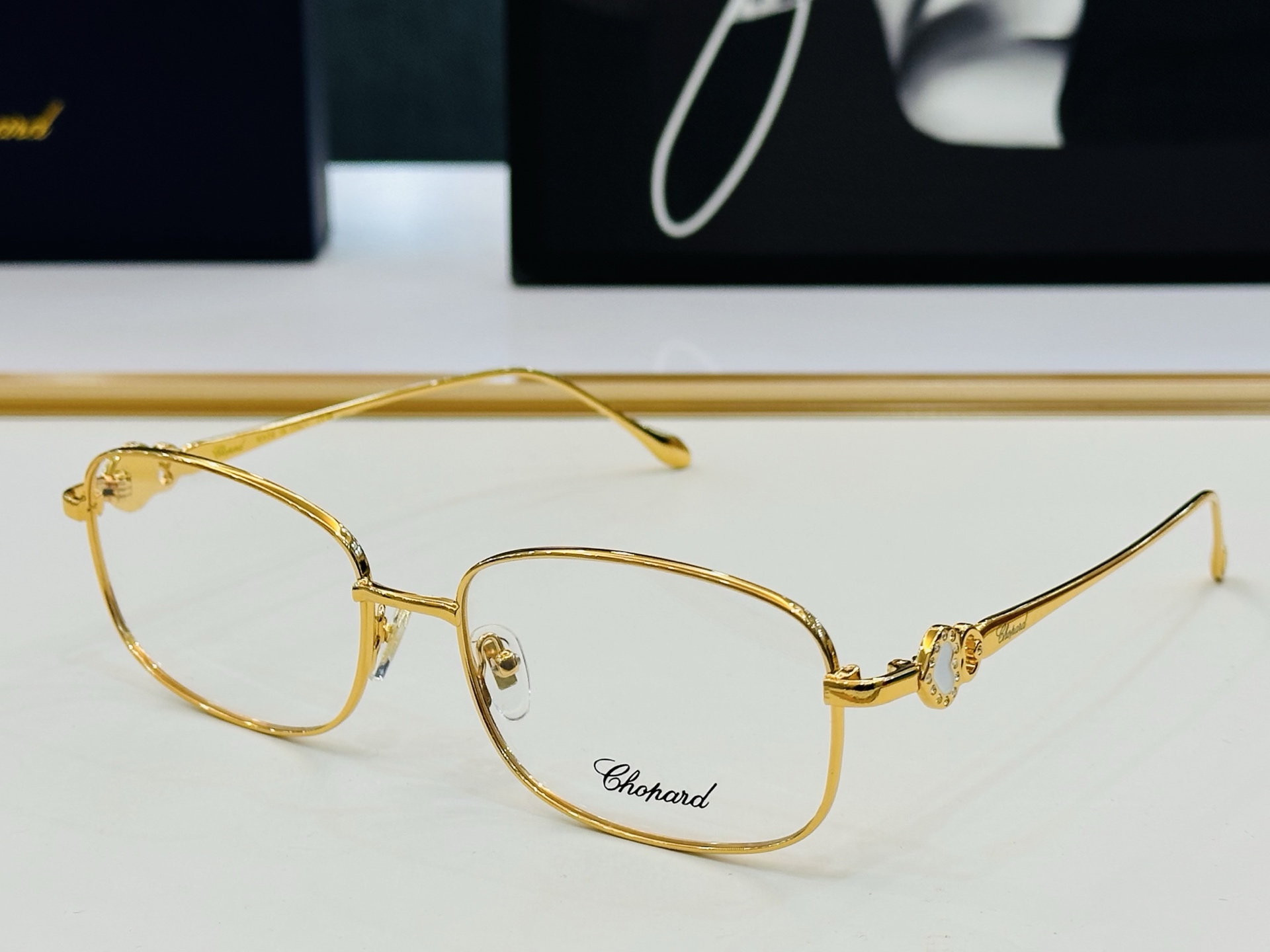 原版 ChoPard肖邦 MODEL VCHG983 Size：58口17-145 以现代时尚的设计风格