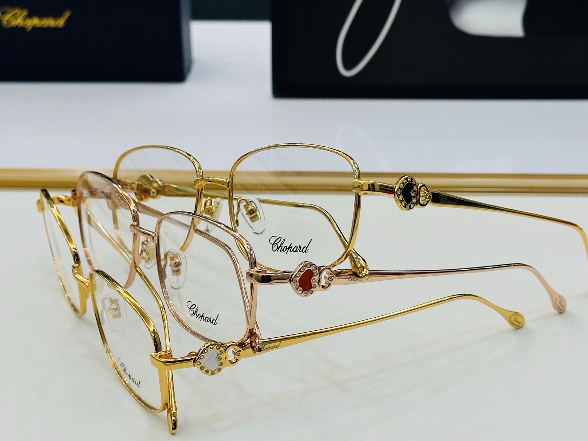 原版 ChoPard肖邦 MODEL VCHG983 Size：58口17-145 以现代时尚的设计风格