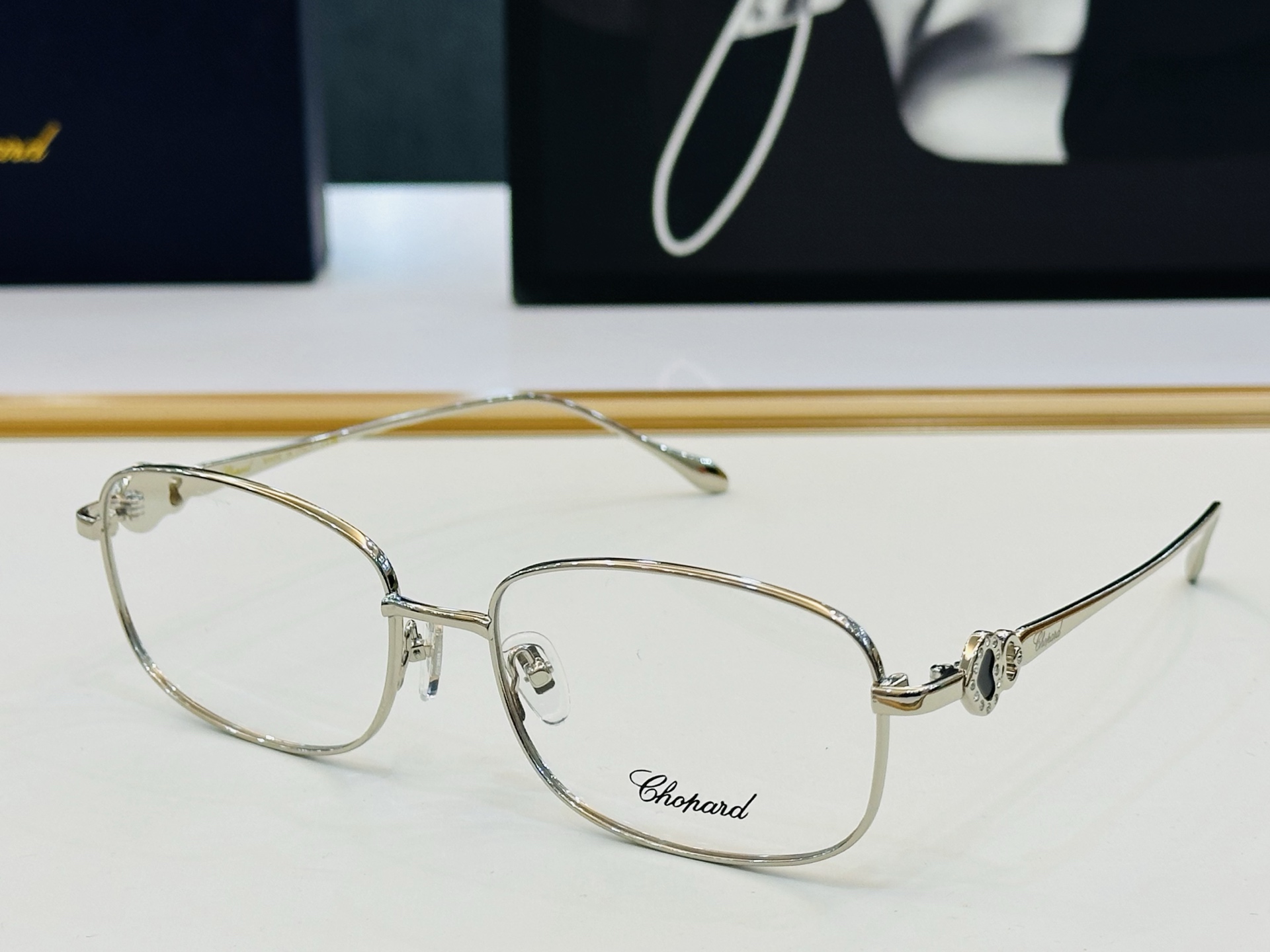 原版 ChoPard肖邦 MODEL VCHG983 Size：58口17-145 以现代时尚的设计风格